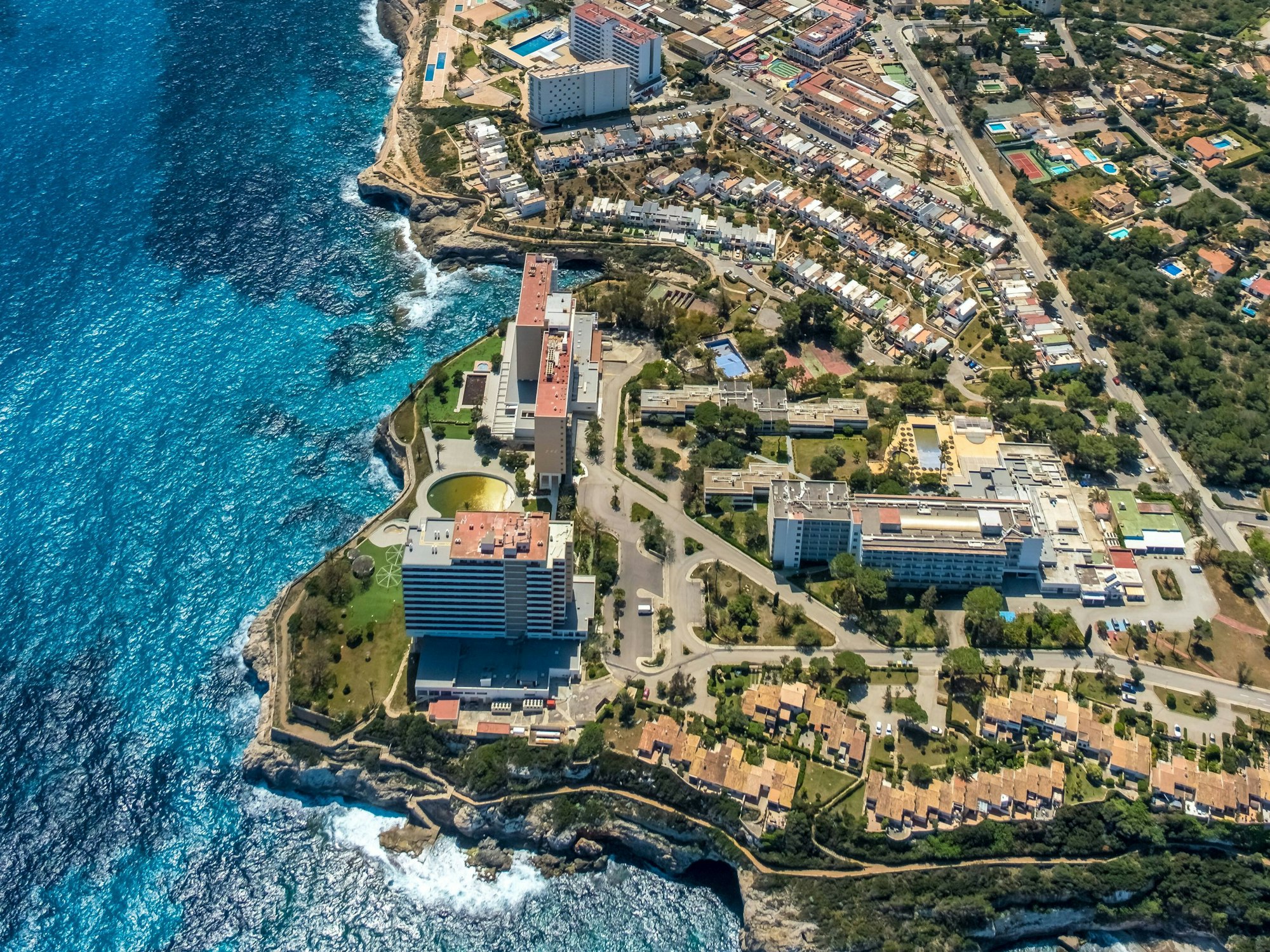 Das Luftbild zeigt den Küstenort Cales de Mallorca von oben.
