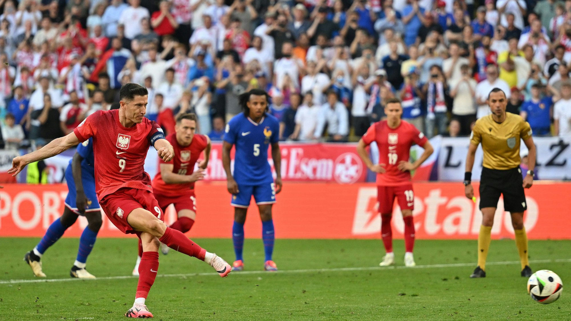 Polens Robert Lewandowski (l.) erzielt per Elfmeter das 1:1.