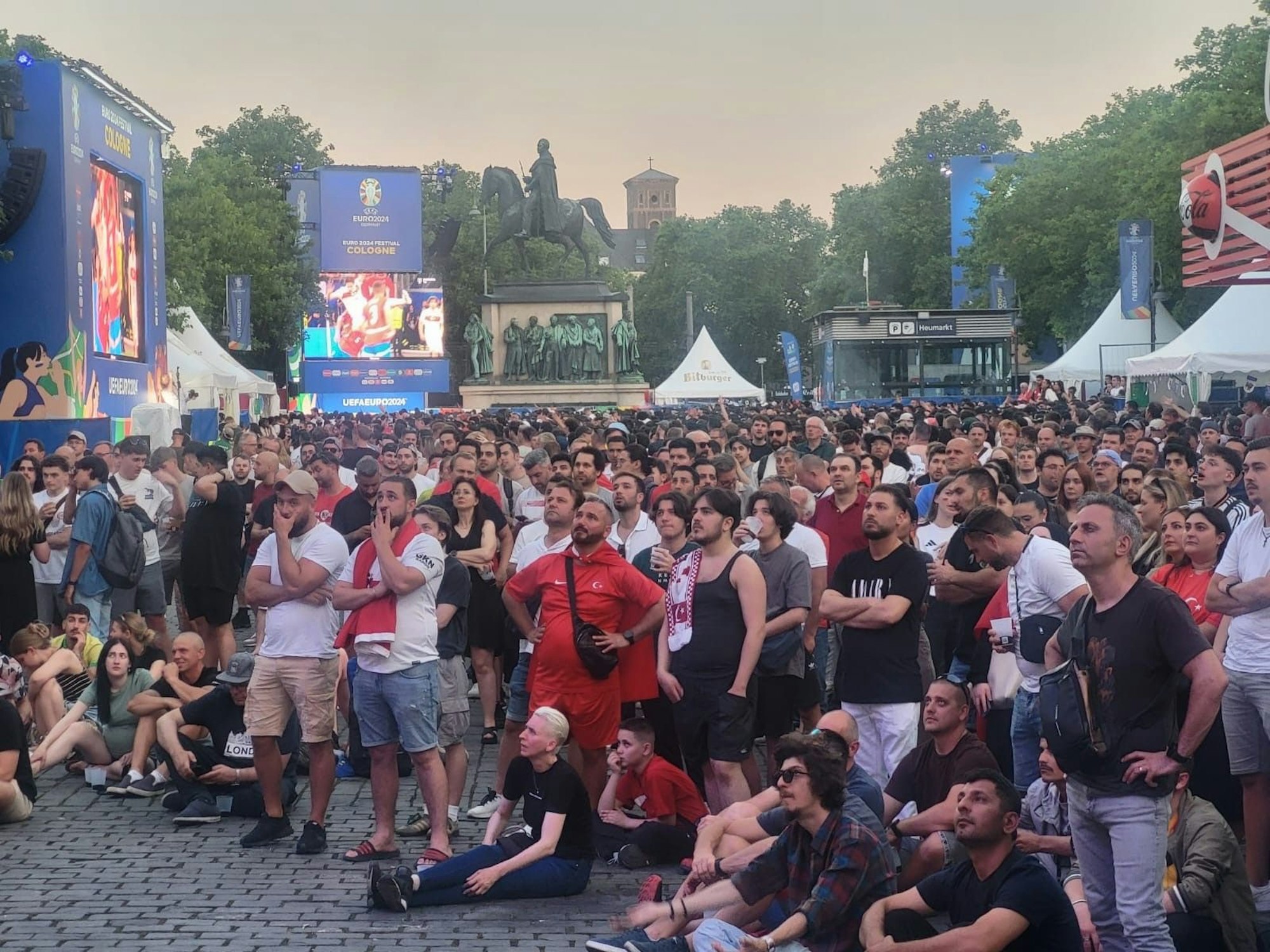 Türkische Fans schauen das Spiel ihrer Mannschaft beim Public Viewing in Köln.