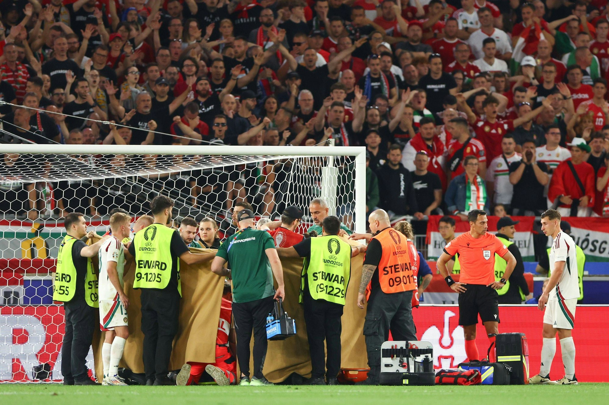 Der ungarische Stürmer Barnabás Varga musste nach einem Zusammenprall im Spiel gegen Schottland (23. Juni 2024) minutenlang auf dem Rasen behandelt werden.