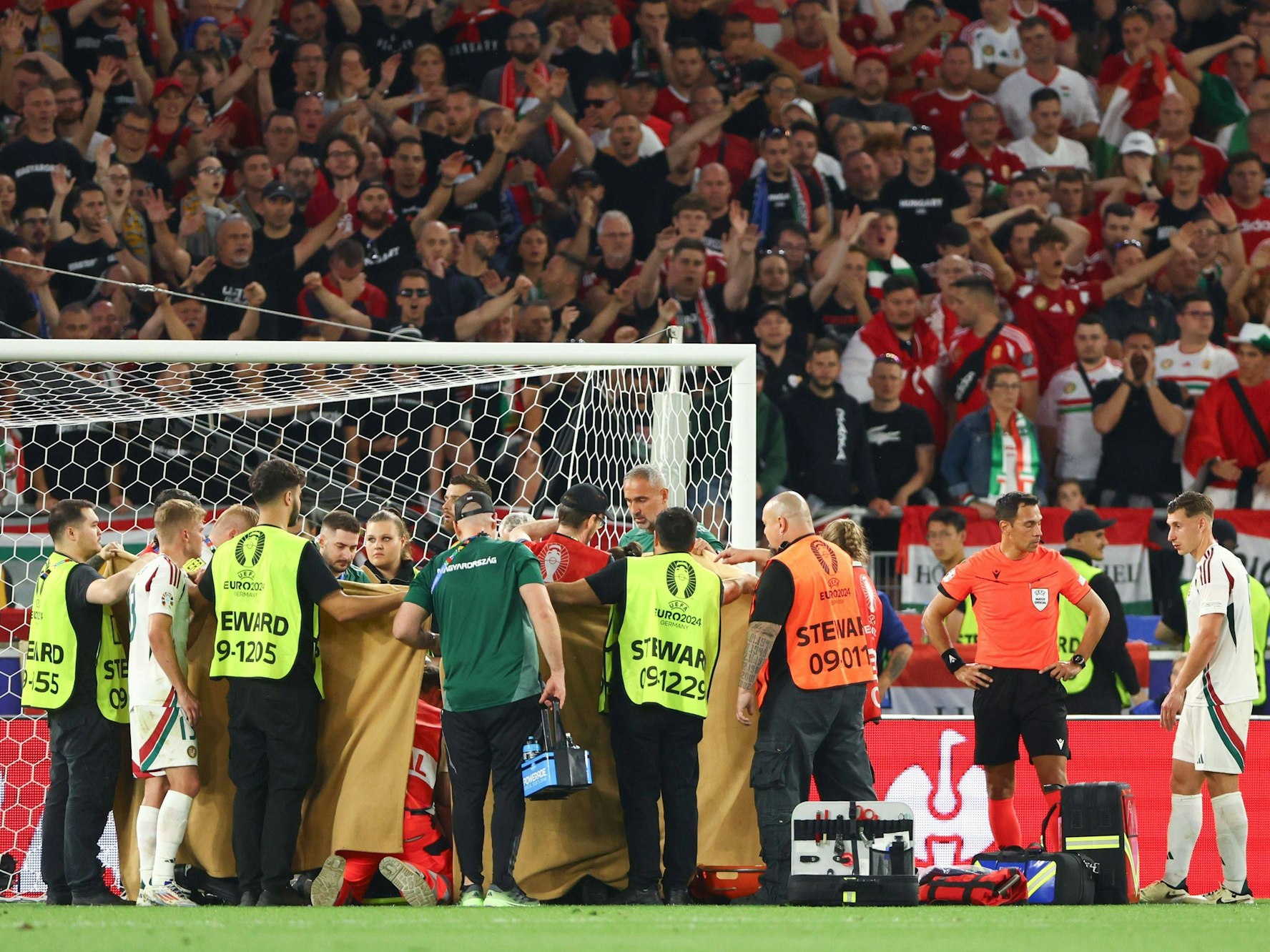 Der ungarische Stürmer Barnabás Varga musste nach einem Zusammenprall im Spiel gegen Schottland (23. Juni 2024) minutenlang auf dem Rasen behandelt werden.
