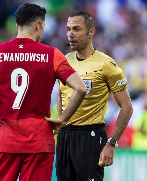 Robert Lewandowski spricht mit Marc Guida.