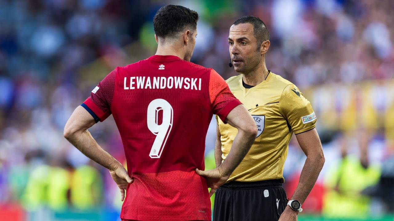 Robert Lewandowski spricht mit Marc Guida.
