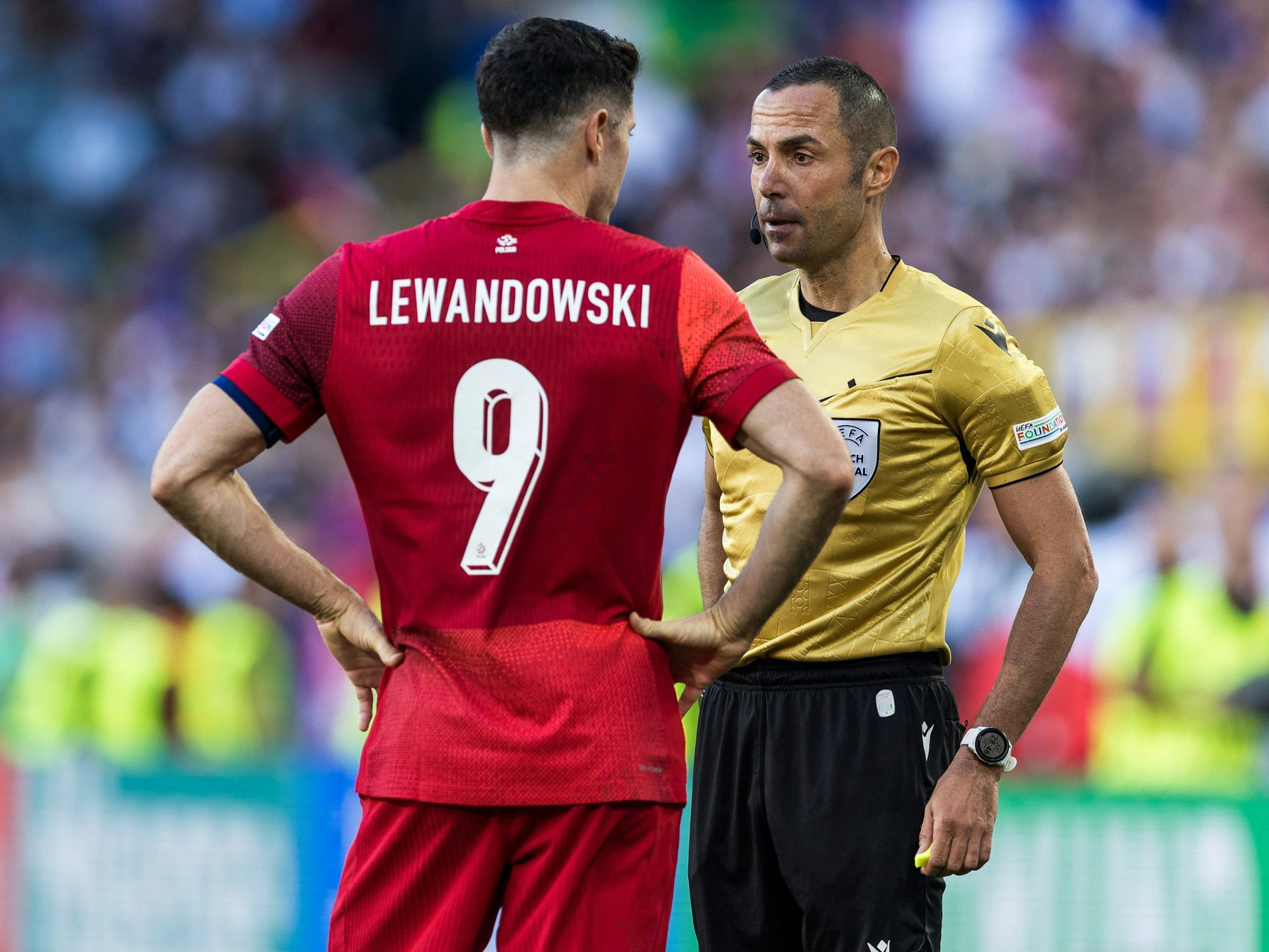 Robert Lewandowski spricht mit Marc Guida.