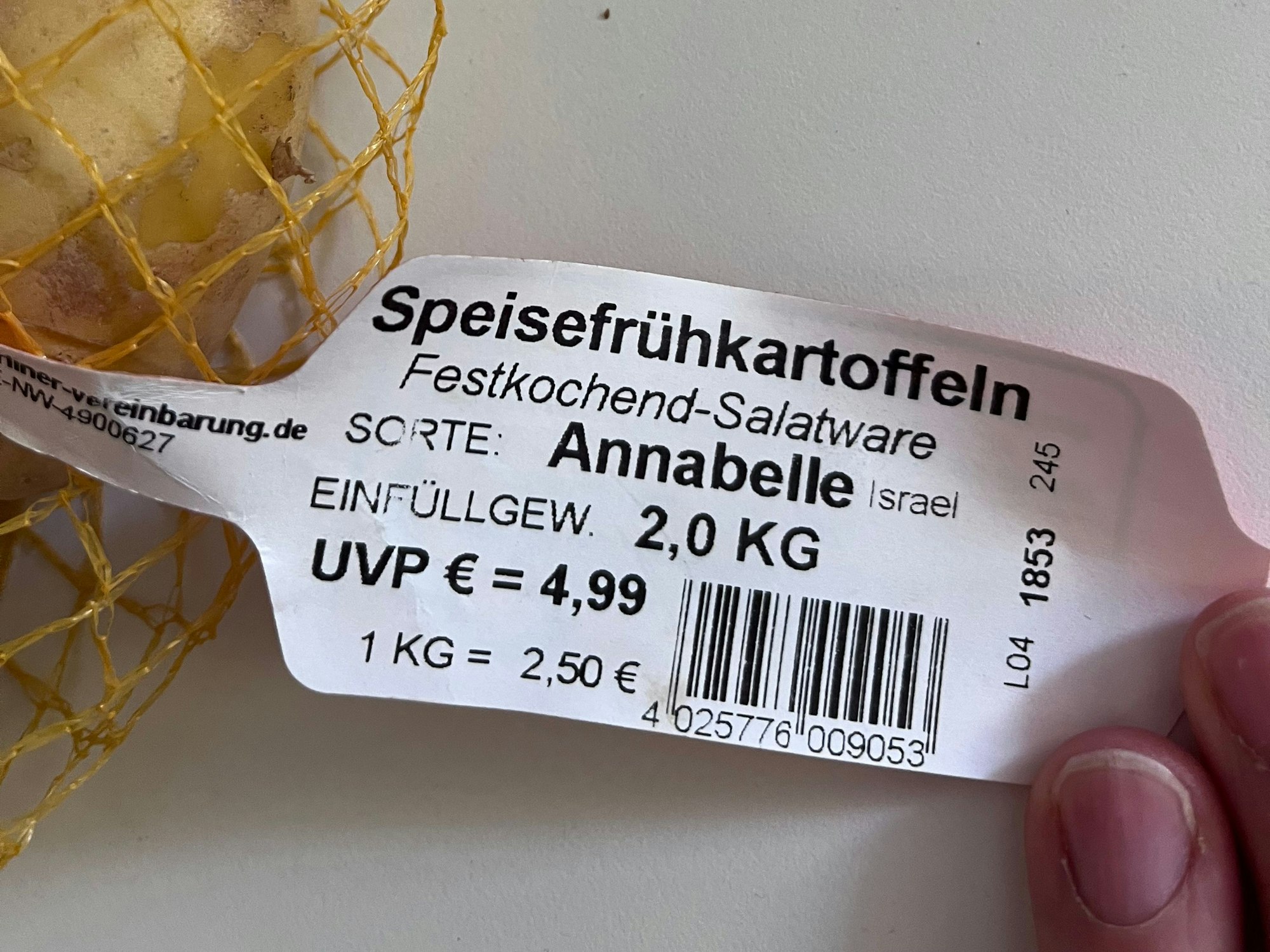 Eine Kölner Kundin zeigt das Preisschild von den Kartoffeln, die sie bei einem Rewe in Weidenpesch gekauft hat.