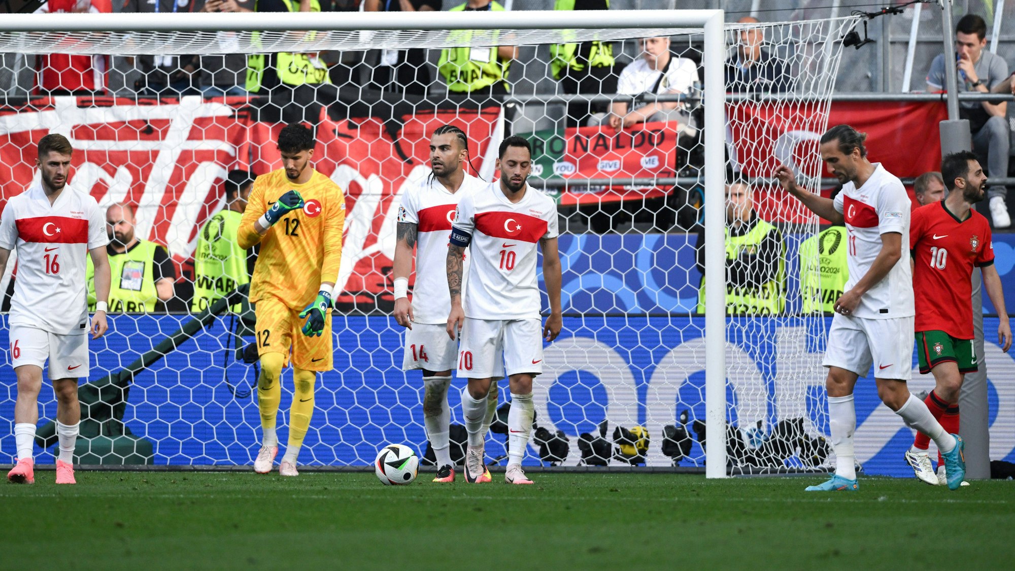 Die Spieler der Türkei am 22. Juni 2024 beim EM-Spiel gegen Portugal nach einem Gegentor.