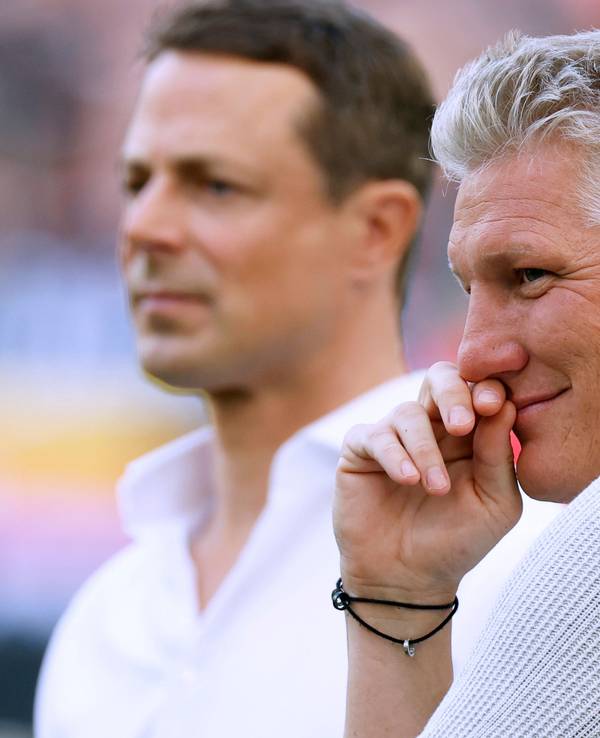 Bastian Schweinsteiger schmunzelt am Rande einer EM-Übertragung in der ARD, war auch beim TV-Einsatz am 26. Juni bester Laune.