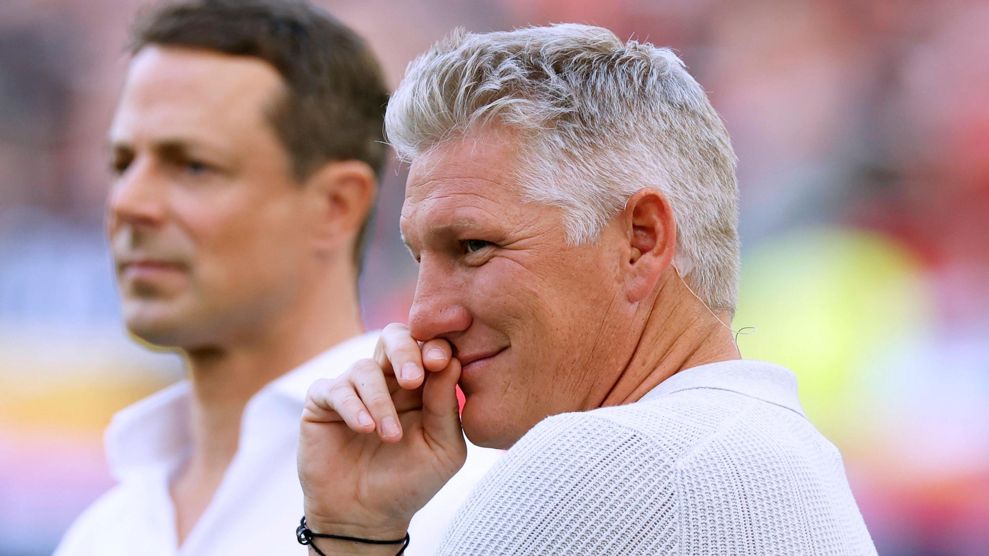 Bastian Schweinsteiger schmunzelt am Rande einer EM-Übertragung in der ARD, war auch beim TV-Einsatz am 26. Juni bester Laune.