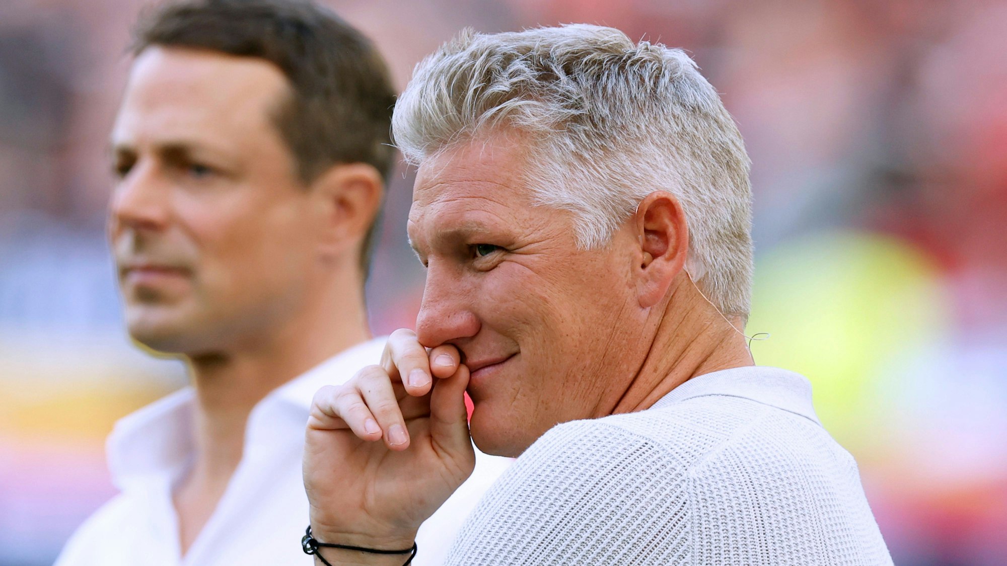 Bastian Schweinsteiger schmunzelt am Rande einer EM-Übertragung in der ARD, war auch beim TV-Einsatz am 26. Juni bester Laune.