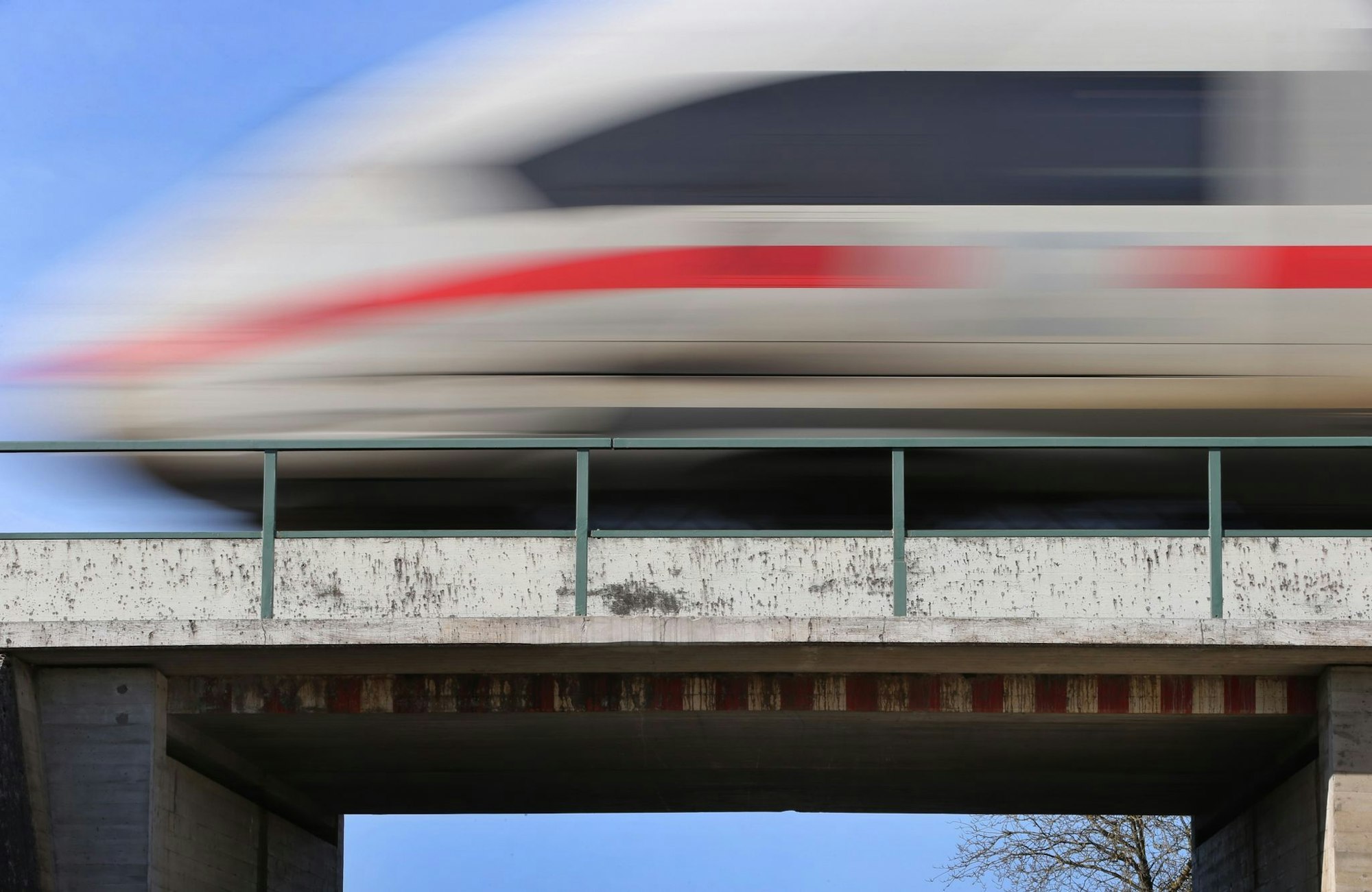 Bahnkunden drohen wegen stark steigender Trassenpreise teurere Tickets und weniger Verbindungen.