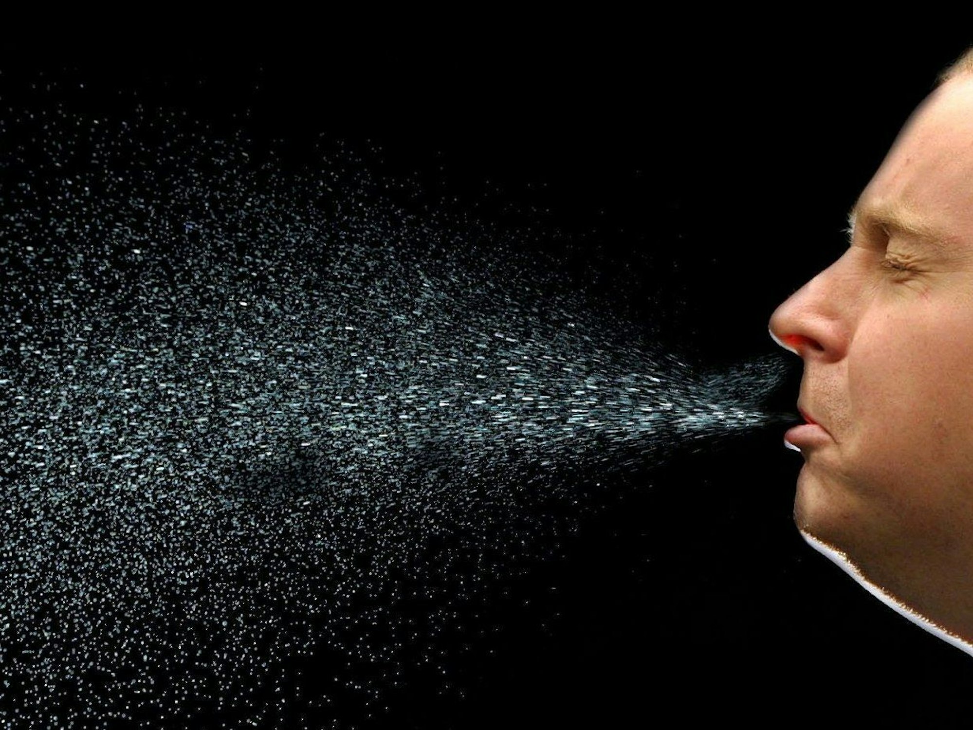 Ein Mann niest (undatiertes Archivfoto, Symbolfoto).