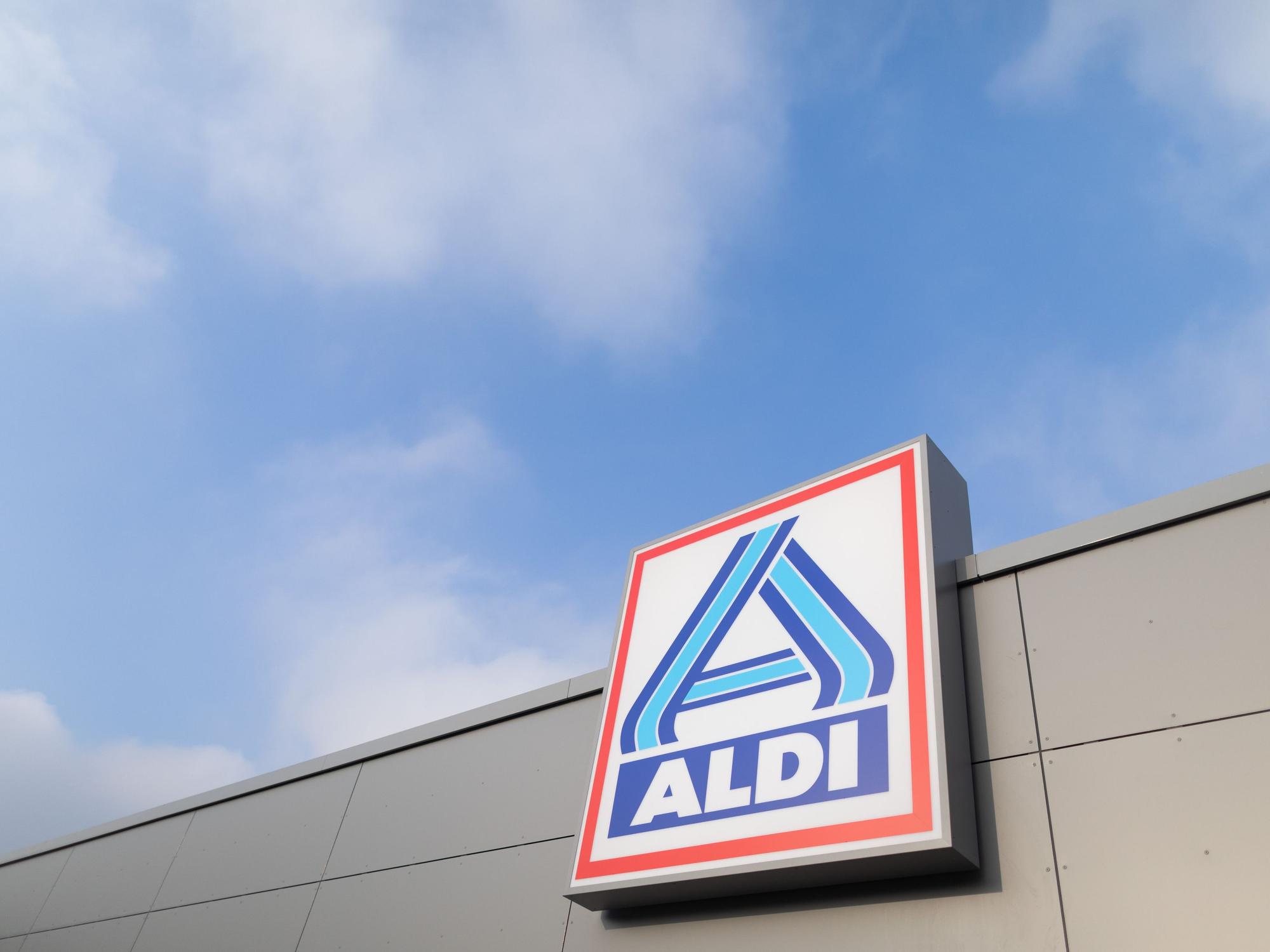 Blick auf ein Firmen-Logo von Aldi Nord, hier im Dezember 2020 in Essen.