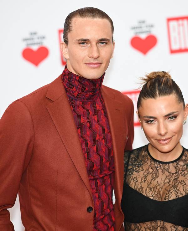 Alexander Zverev, Tennis-Olympiasieger, und Sophia Thomalla, Moderatorin, stehen auf dem Roten Teppich der TV-Spendengala „Ein Herz für Kinder“, hier im Dezember 2023 in Berlin.