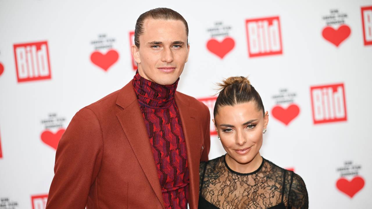 Alexander Zverev, Tennis-Olympiasieger, und Sophia Thomalla, Moderatorin, stehen auf dem Roten Teppich der TV-Spendengala „Ein Herz für Kinder“, hier im Dezember 2023 in Berlin.