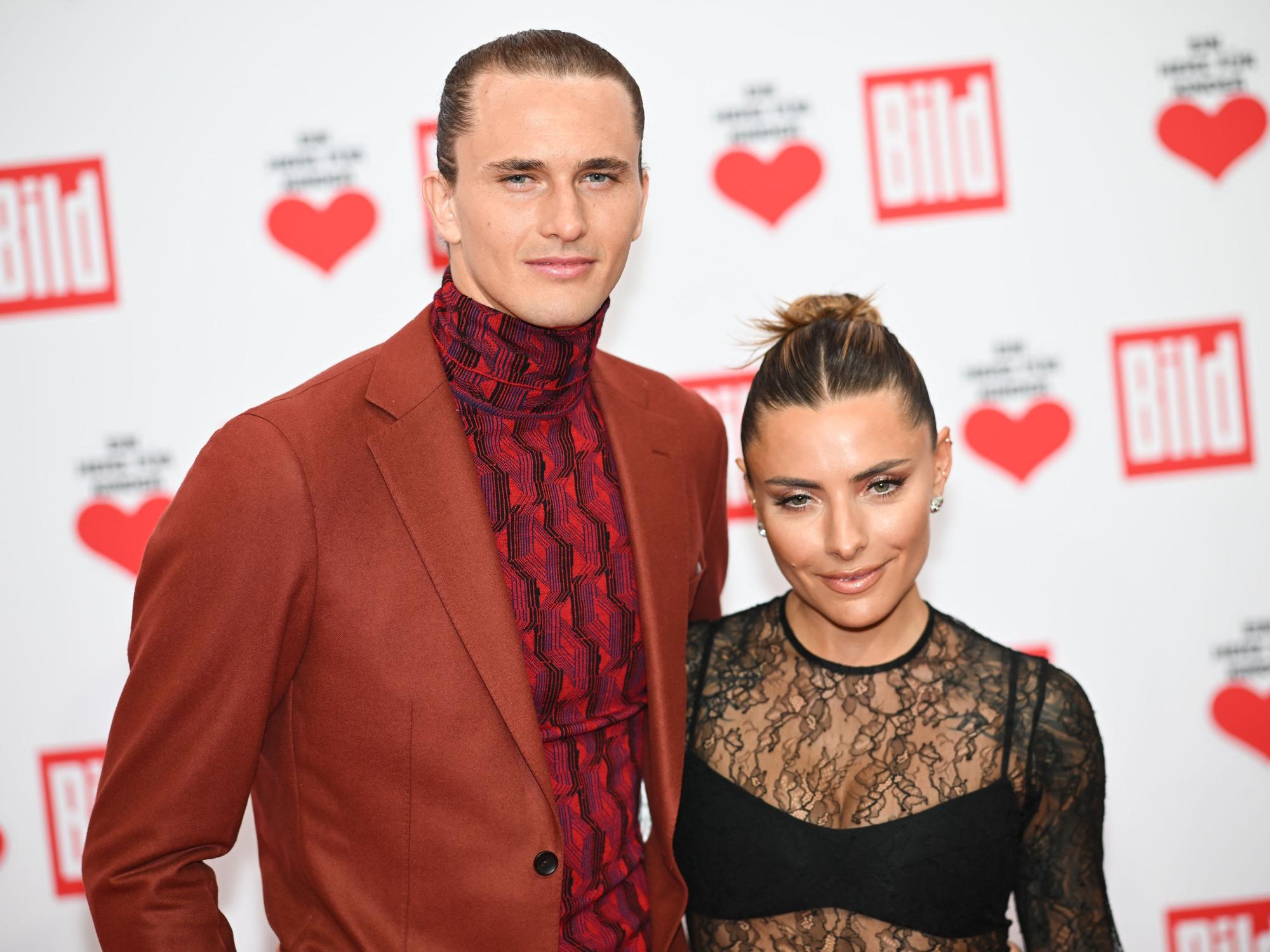 Alexander Zverev, Tennis-Olympiasieger, und Sophia Thomalla, Moderatorin, stehen auf dem Roten Teppich der TV-Spendengala „Ein Herz für Kinder“, hier im Dezember 2023 in Berlin.