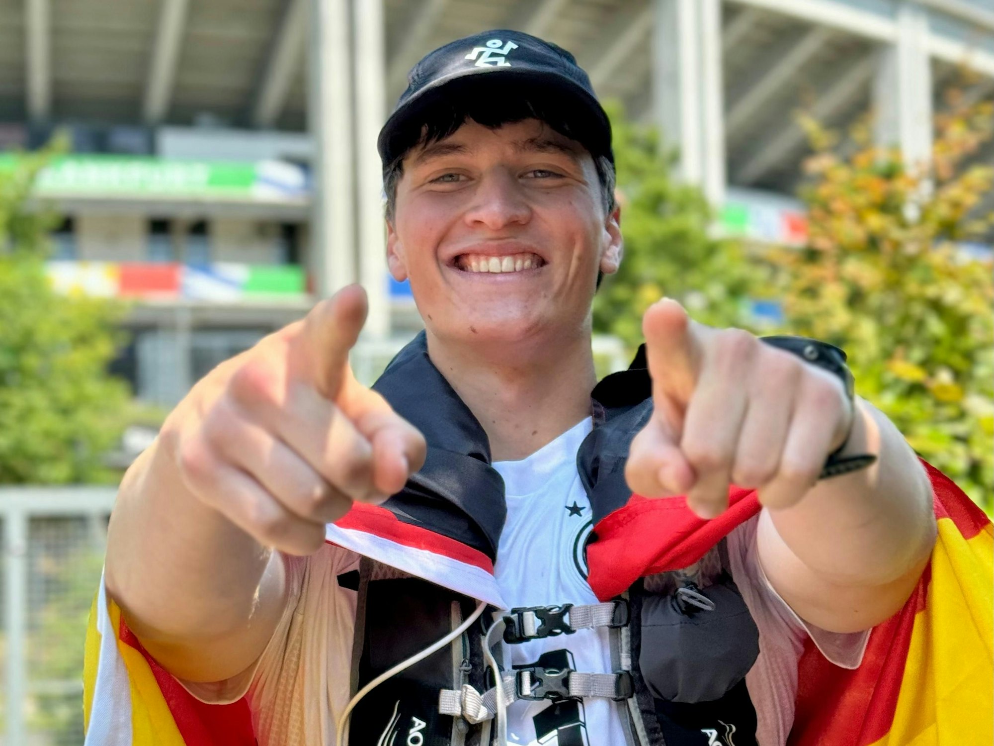 Gut gelaunt steht Kim Gottwald am Sonntag (23. Juni 2024) vorm EM-Stadion in Frankfurt am Main.