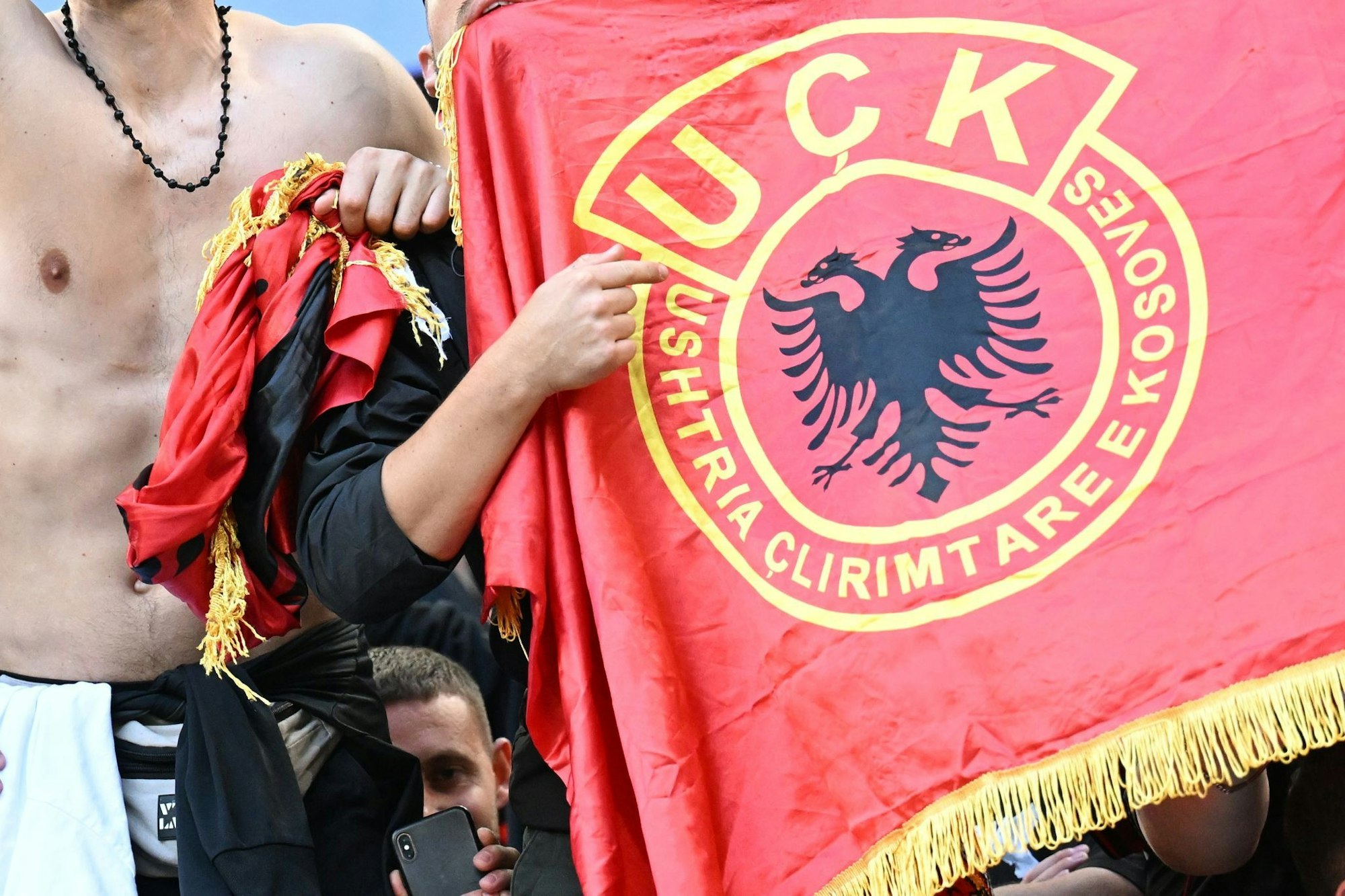 Im Fanblock der Albaner tauchten Flaggen der UCK, einer ultranationalistischen Miliz, auf.