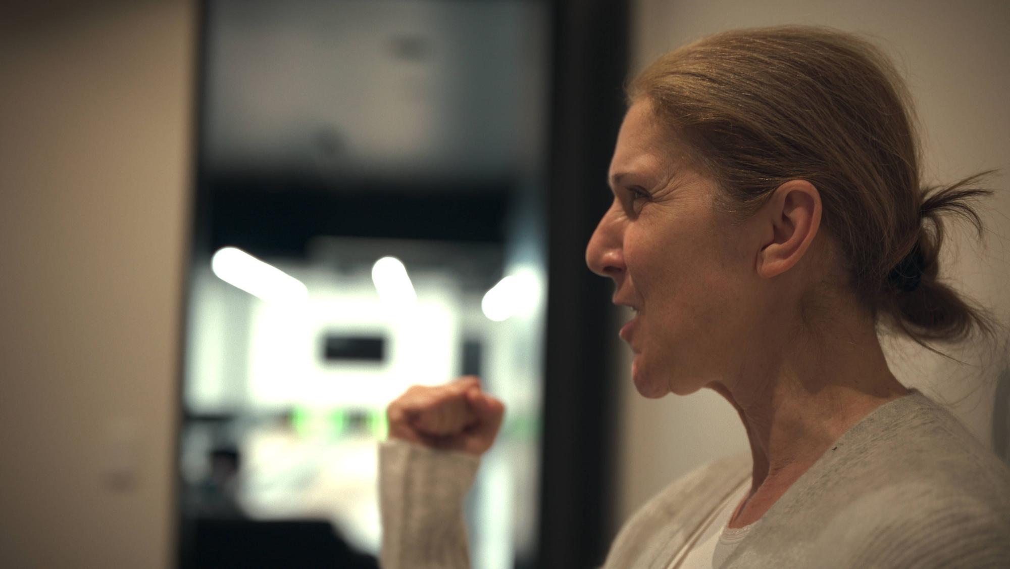 Szene aus „I Am: Céline Dion“: In der Doku zeigt die Sängerin schonungslos ihren Kampf gegen das sogenannte Stiff-Person-Syndrom.