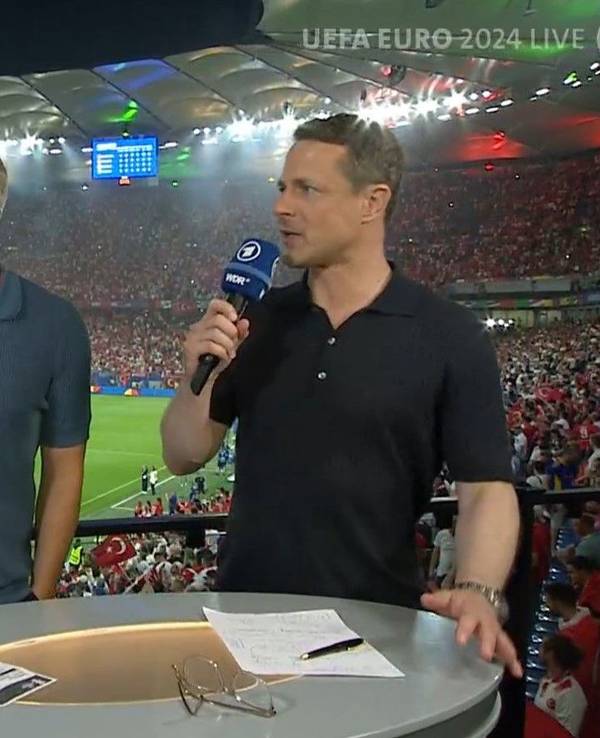 Bastian Schweinsteiger und Alexander Bommes in der ARD-Übertragung zum EM-Spiel zwischen der Türkei und Tschechien am 26. Juni 2024.