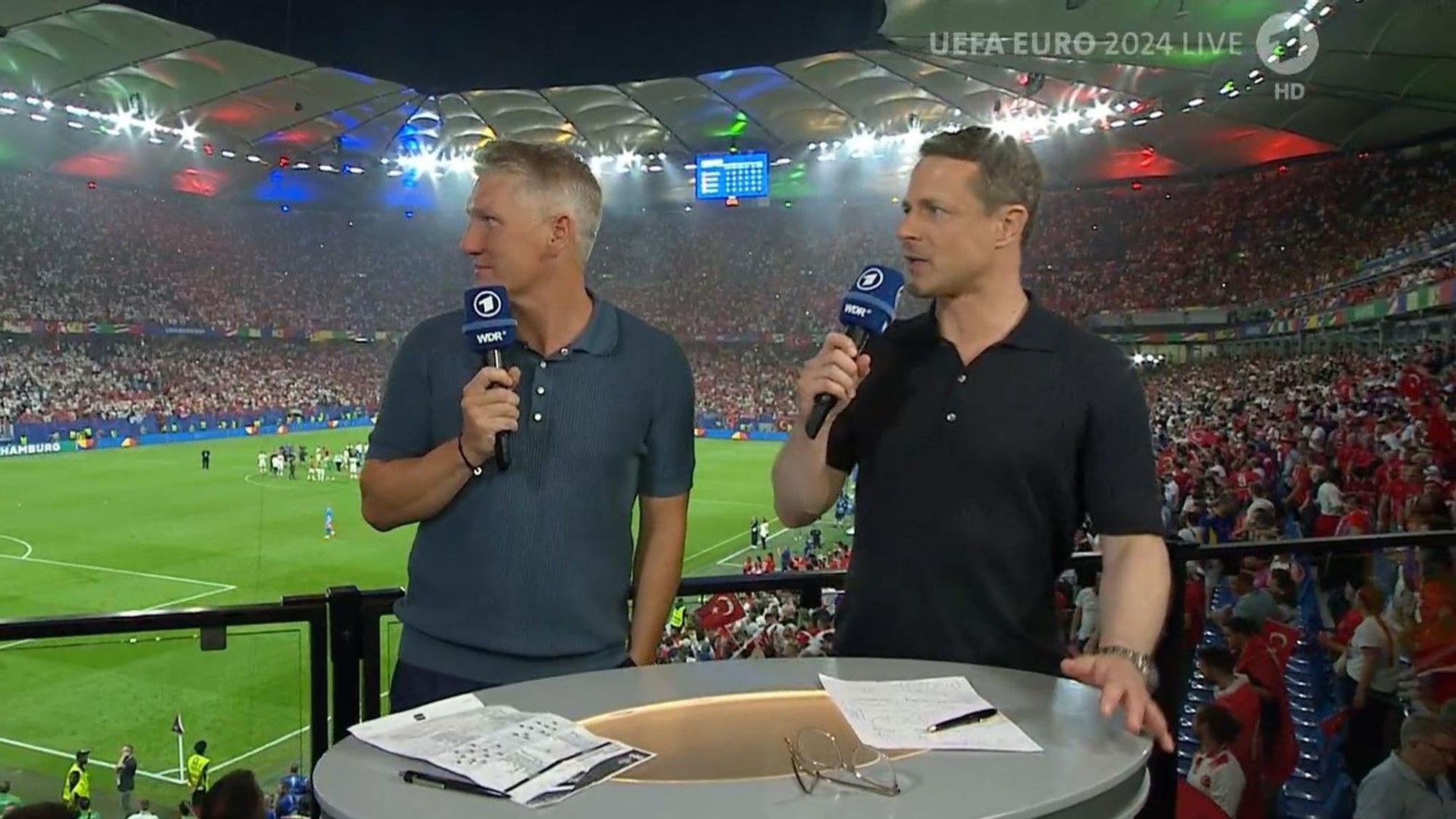 Bastian Schweinsteiger und Alexander Bommes in der ARD-Übertragung zum EM-Spiel zwischen der Türkei und Tschechien am 26. Juni 2024.