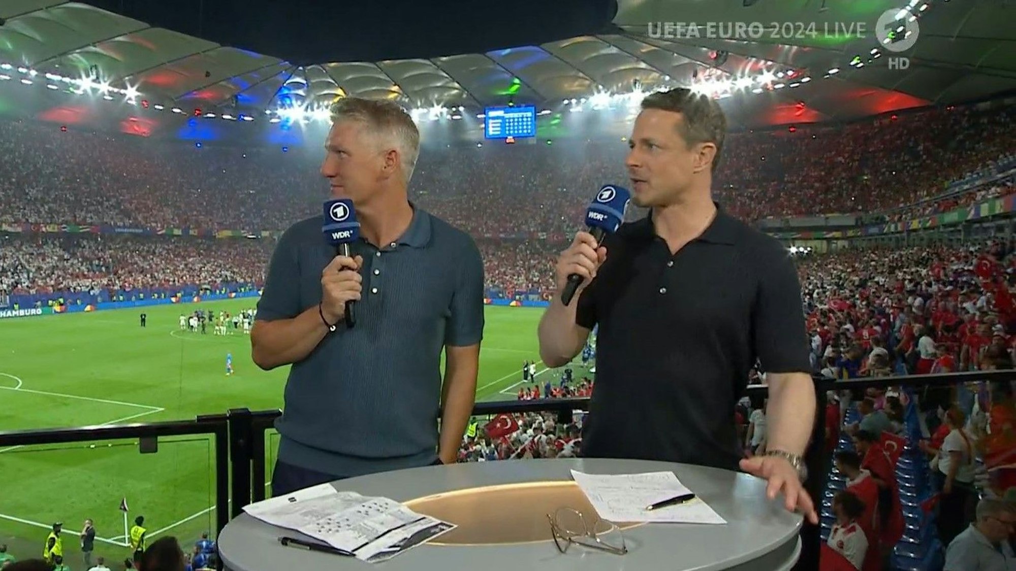Bastian Schweinsteiger und Alexander Bommes in der ARD-Übertragung zum EM-Spiel zwischen der Türkei und Tschechien am 26. Juni 2024.
