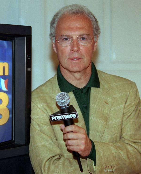 Als Moderator für den Privatsender "Premiere" zeigt sich Franz Beckenbauer am 5. Mai 1998 auf einer Pressekonferenz in Hamburg.