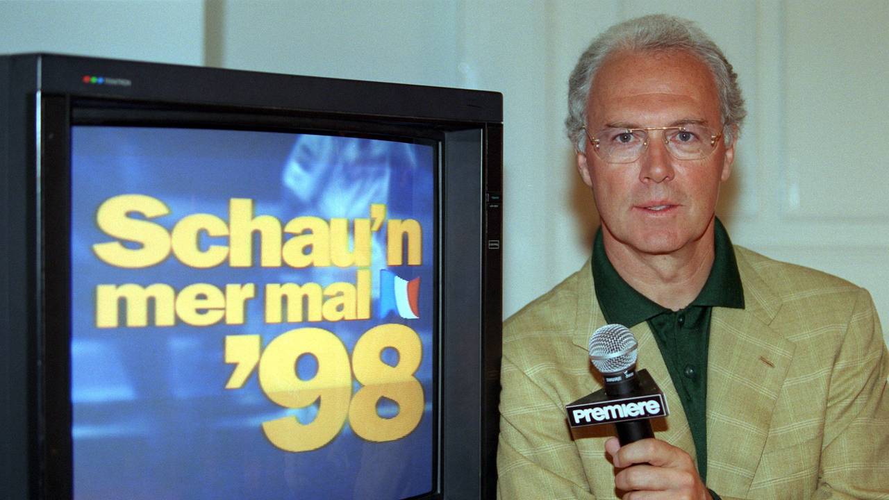 Als Moderator für den Privatsender "Premiere" zeigt sich Franz Beckenbauer am 5. Mai 1998 auf einer Pressekonferenz in Hamburg.