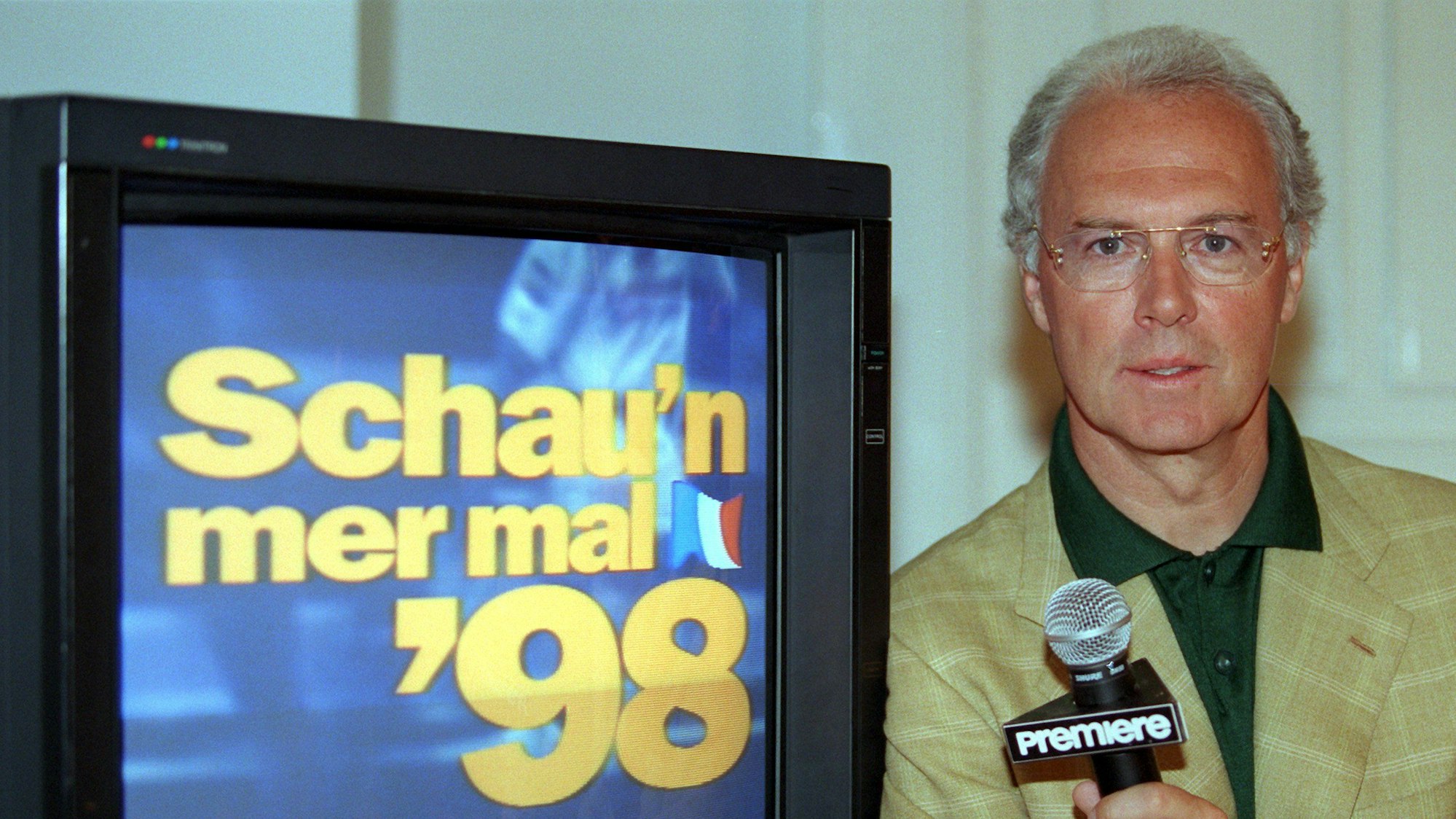 Als Moderator für den Privatsender "Premiere" zeigt sich Franz Beckenbauer am 5. Mai 1998 auf einer Pressekonferenz in Hamburg.