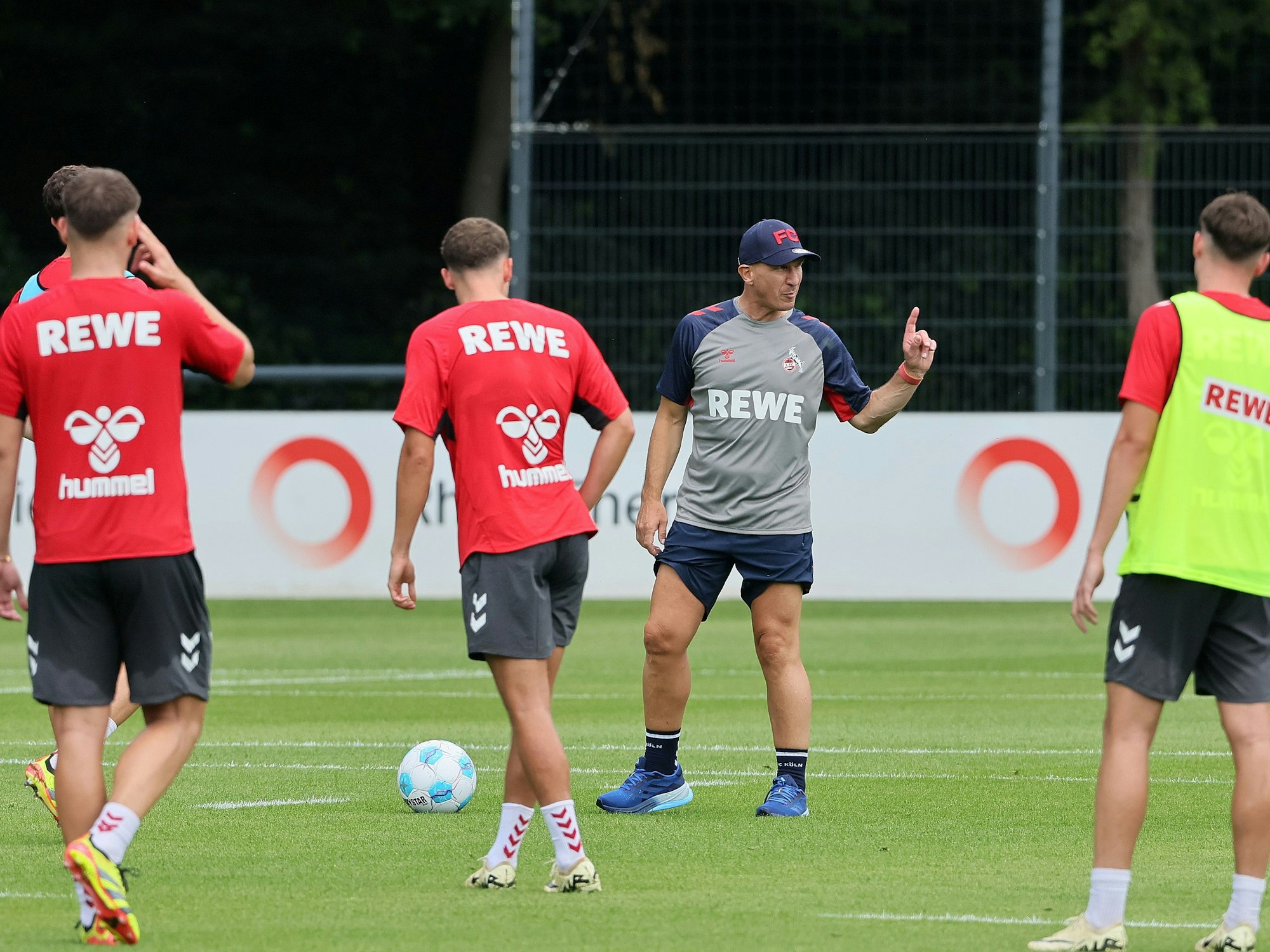 FC-Trainer Gerhard Struber gibt Anweisungen im Training.