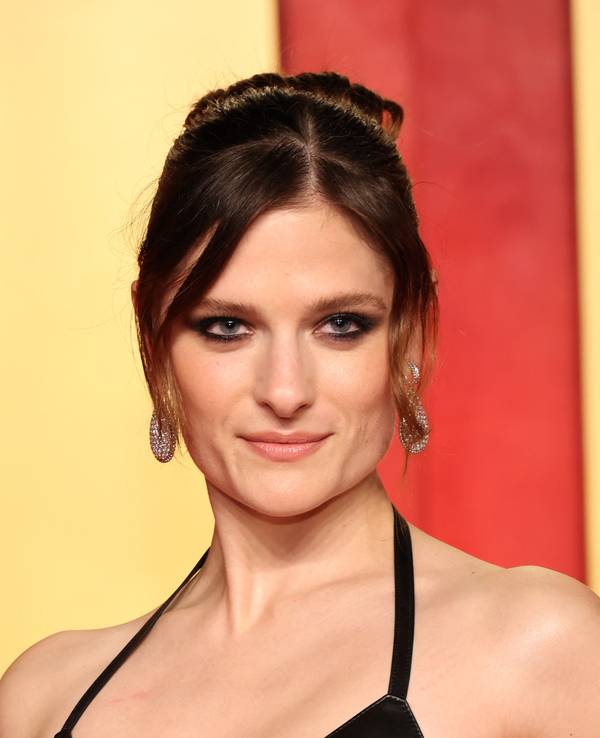 Louisa Jacobson besucht die 2024 Vanity Fair Oscar Party Hosted By Radhika Jones im Wallis Annenberg Center for the Performing Arts am 10. März 2024 in Beverly Hills, Kalifornien.