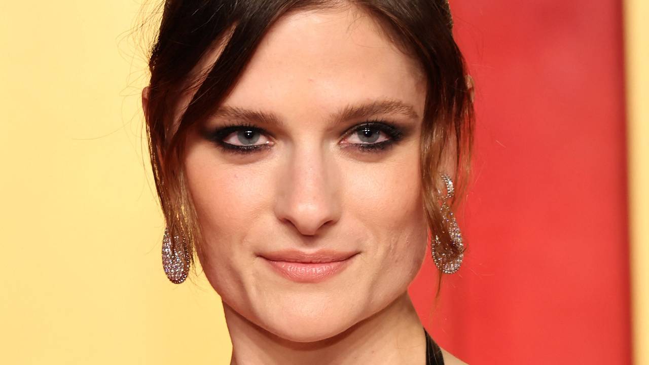 Louisa Jacobson besucht die 2024 Vanity Fair Oscar Party Hosted By Radhika Jones im Wallis Annenberg Center for the Performing Arts am 10. März 2024 in Beverly Hills, Kalifornien.
