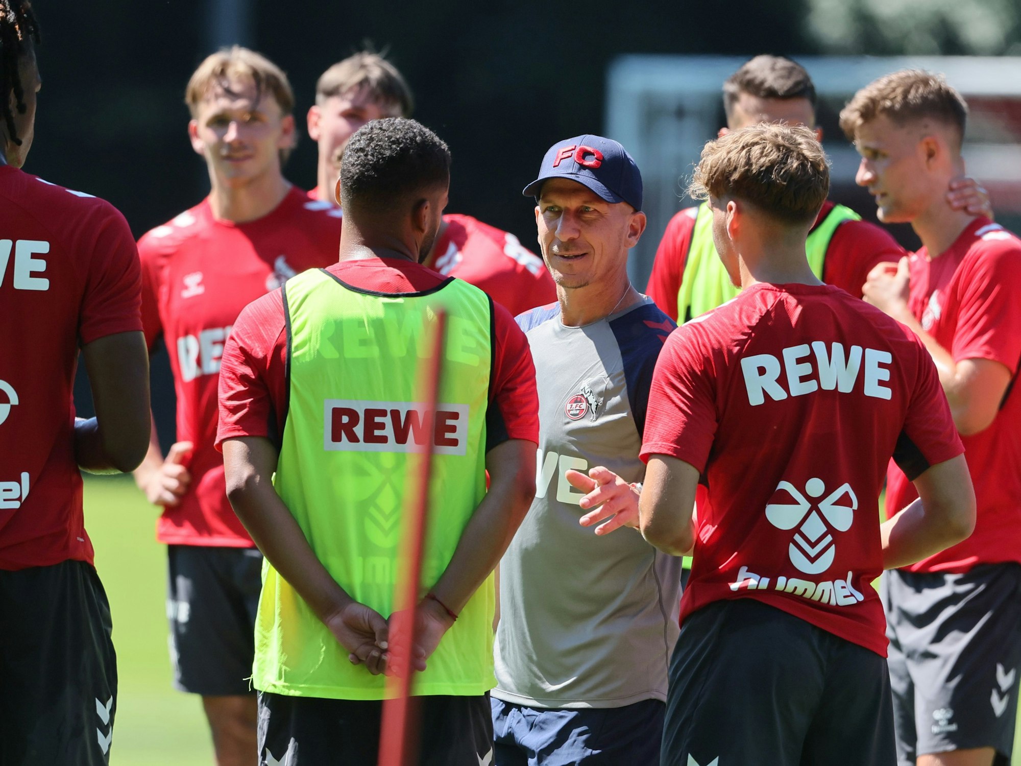 1. FC Köln: Gerhard Struber im Training mit seinen Spielern.
