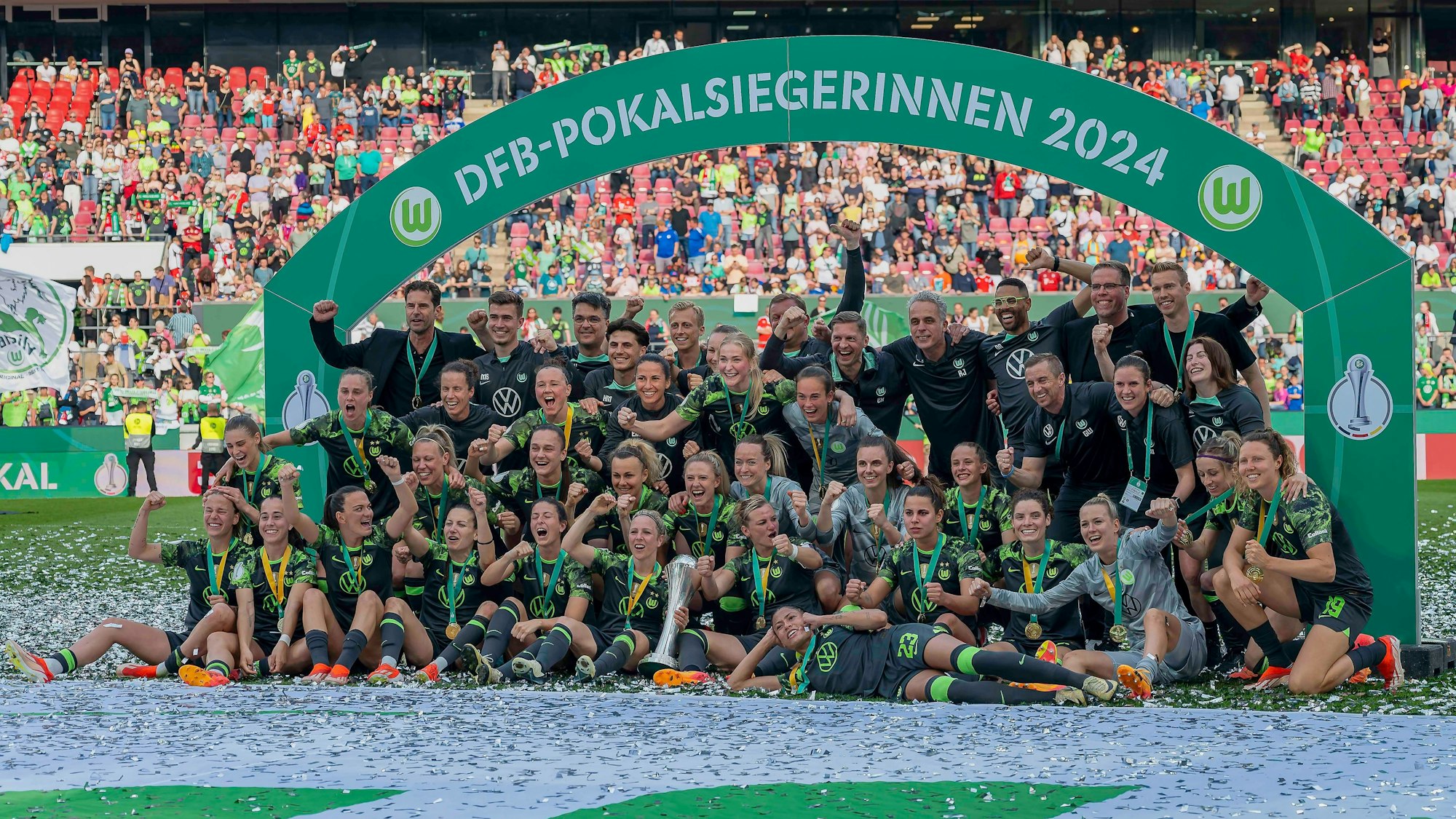 Die Mannschaft des VfL Wolfsburg präsentiert sich als frisch gebackener Pokalsieger.