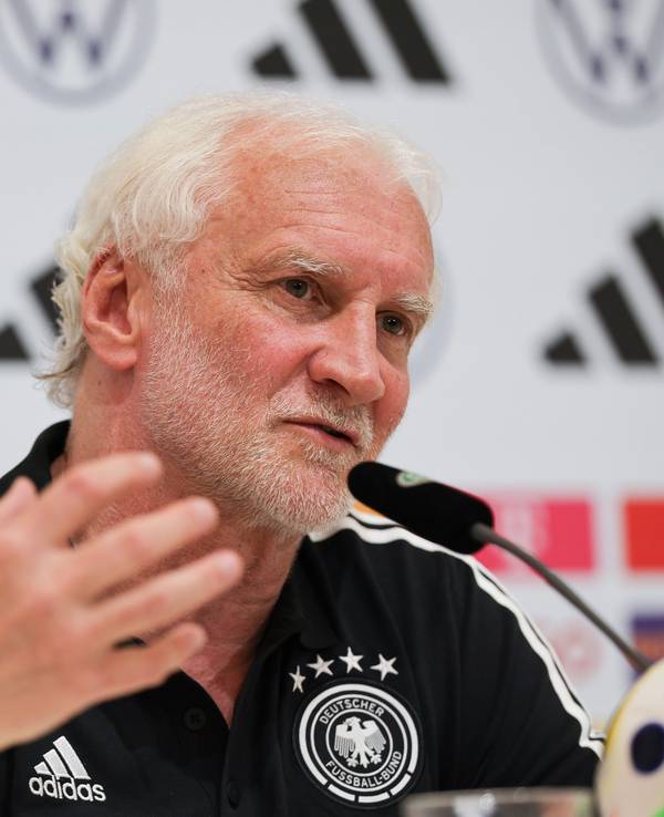 DFB-Sportdirektor Rudi Völler spricht auf einer PK zu Medienvertretern.