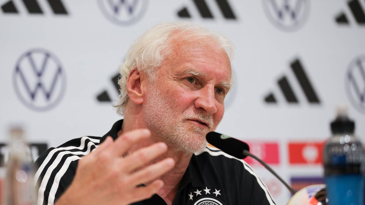 DFB-Sportdirektor Rudi Völler spricht auf einer PK zu Medienvertretern.