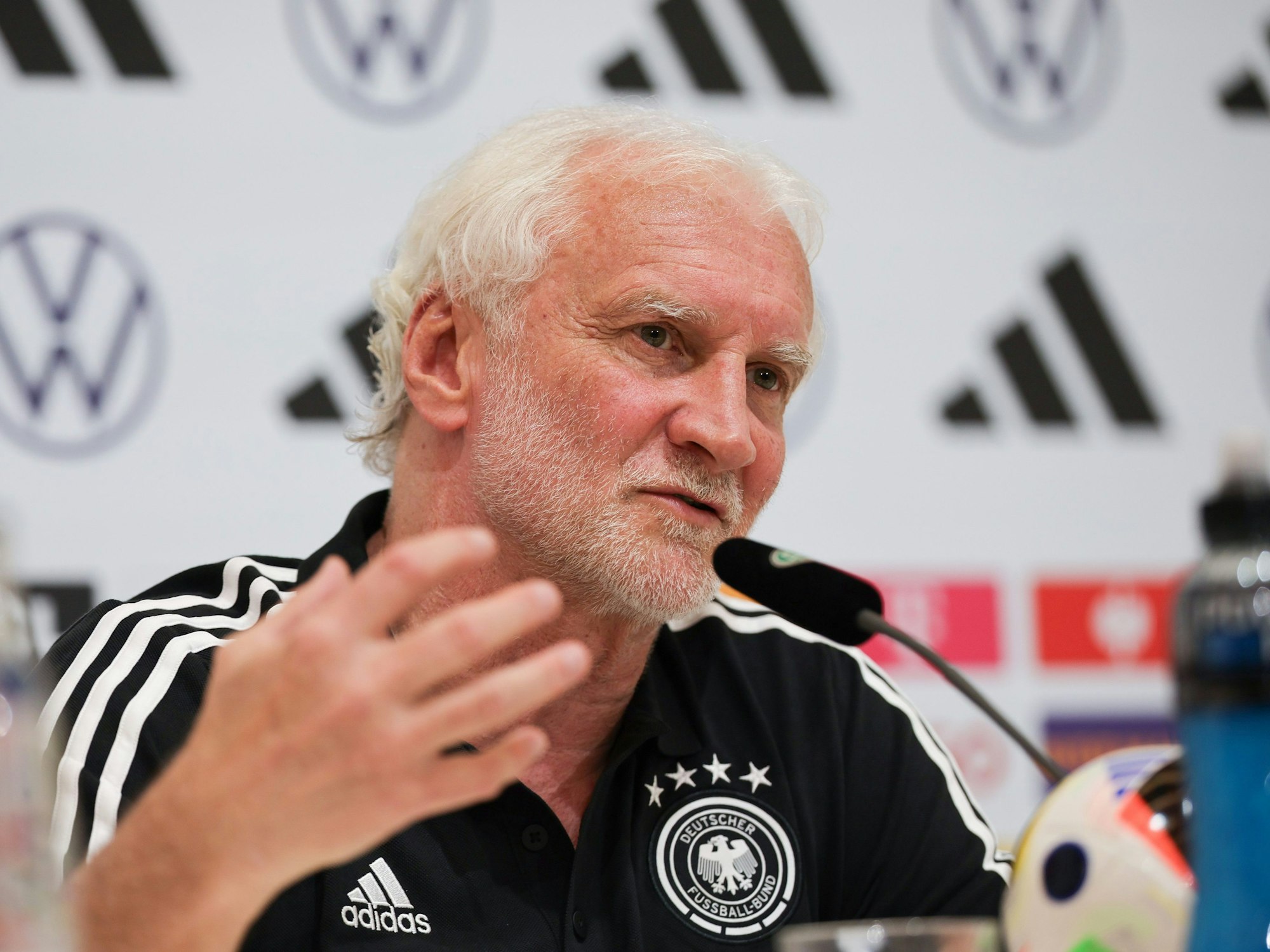 DFB-Sportdirektor Rudi Völler spricht auf einer PK zu Medienvertretern.