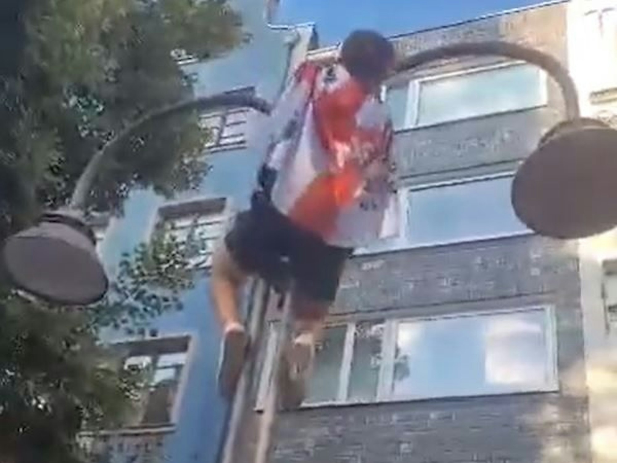 England-Fan klettert Laternenmast hoch.