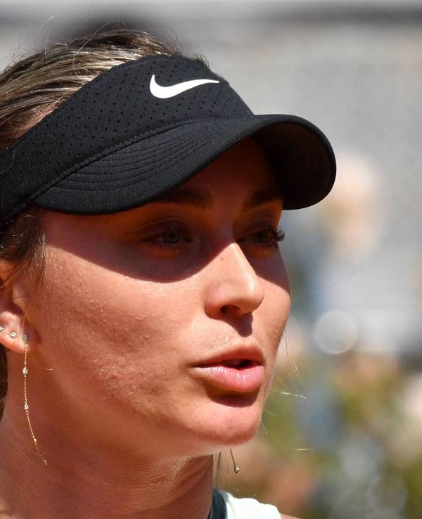 Paula Badosa blickt bei einem Tennis-Spiel auf den Platz.