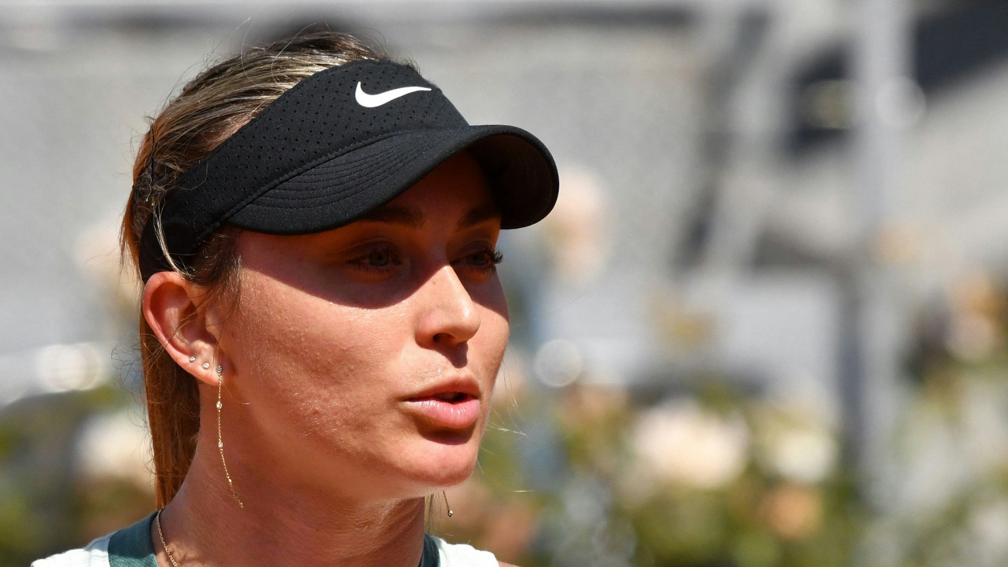 Paula Badosa blickt bei einem Tennis-Spiel auf den Platz.