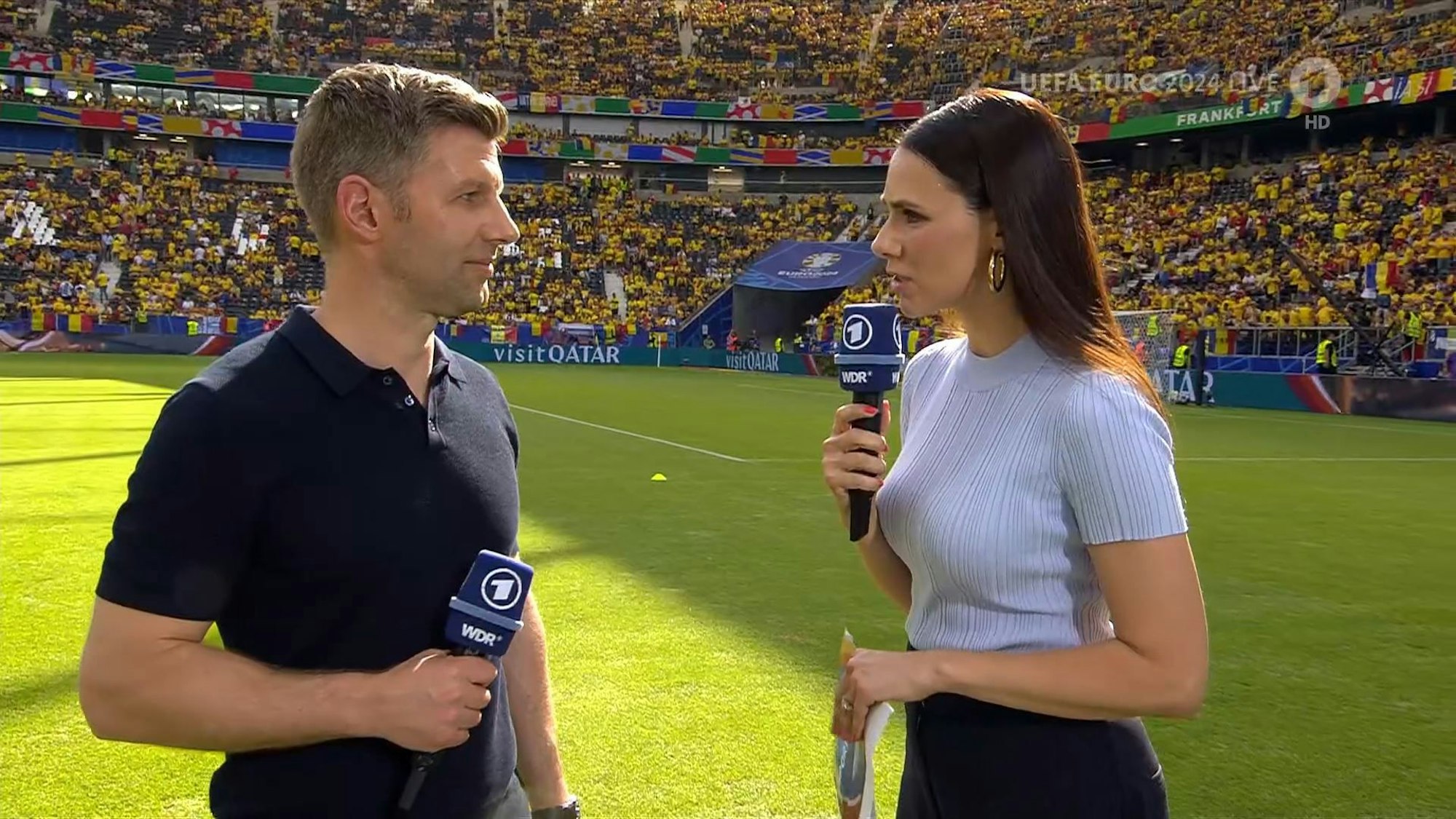 Esther Sedlaczek und Thomas Hitzlsperger in der ARD-Übertragung zur EM 2024 beim Spiel zwischen Slowakei und Rumänien.