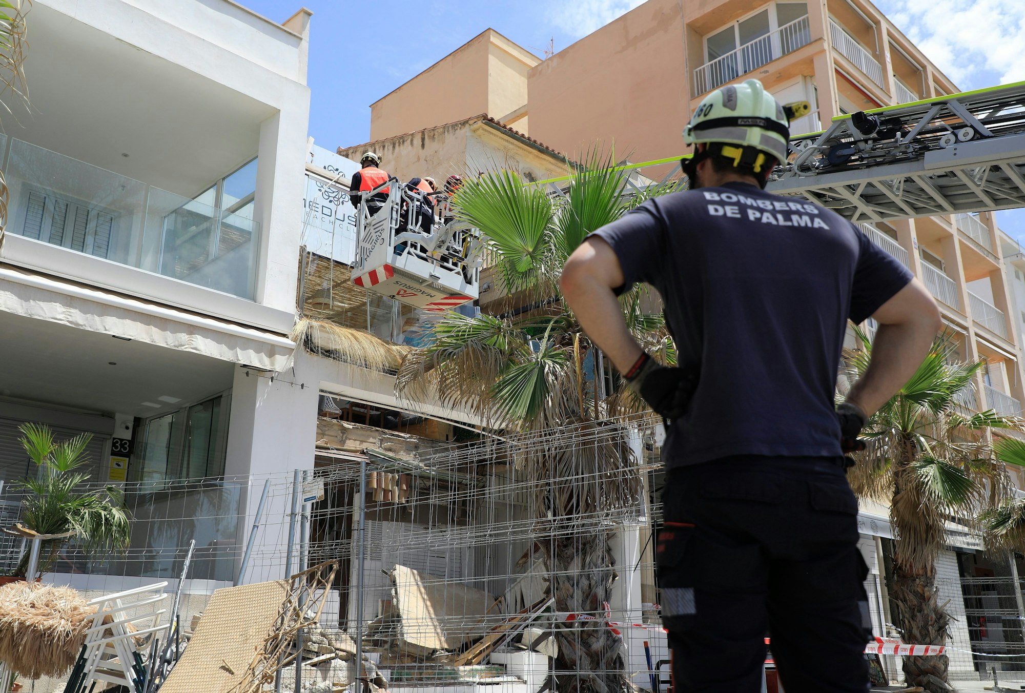 Feuerwehrleute arbeiten nach dem Einsturz Mitte Mai am Gebäude des Medusa Beach Club. Zwei deutsche Frauen und zwei weitere Personen sind beim Einsturz des Restaurants an der Playa de Palma auf Mallorca ums Leben gekommen.