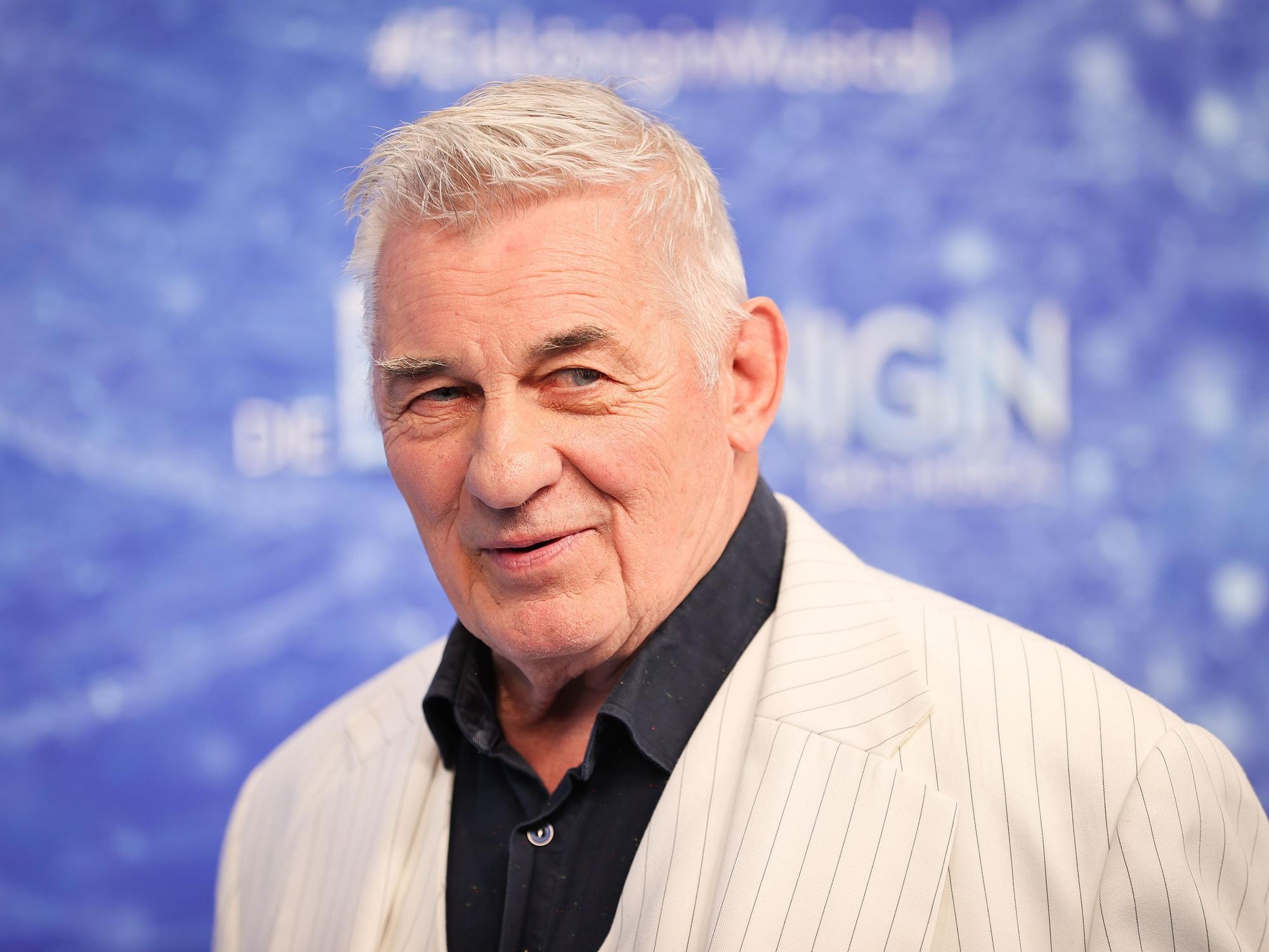 Während Heinz Hoenig (hier 2021 bei der Deutschlandpremiere des Disney-Musicals „Die Eiskönigin“ in Hamburg) weiter um seine Genesung kämpft, spielt sich um ihn herum das nächste Drama ab.