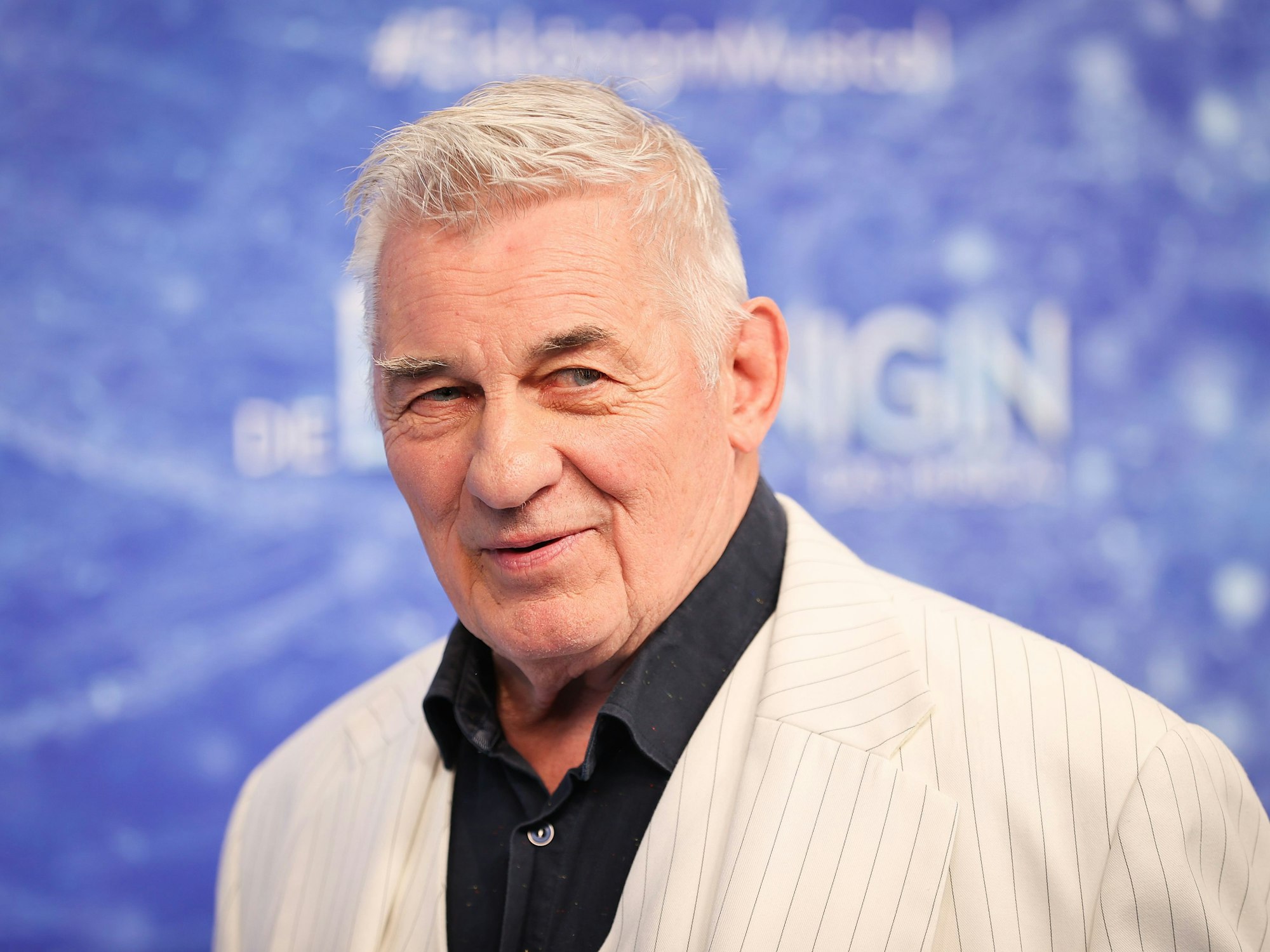 Während Heinz Hoenig (hier 2021 bei der Deutschlandpremiere des Disney-Musicals „Die Eiskönigin“ in Hamburg) weiter um seine Genesung kämpft, spielt sich um ihn herum das nächste Drama ab.