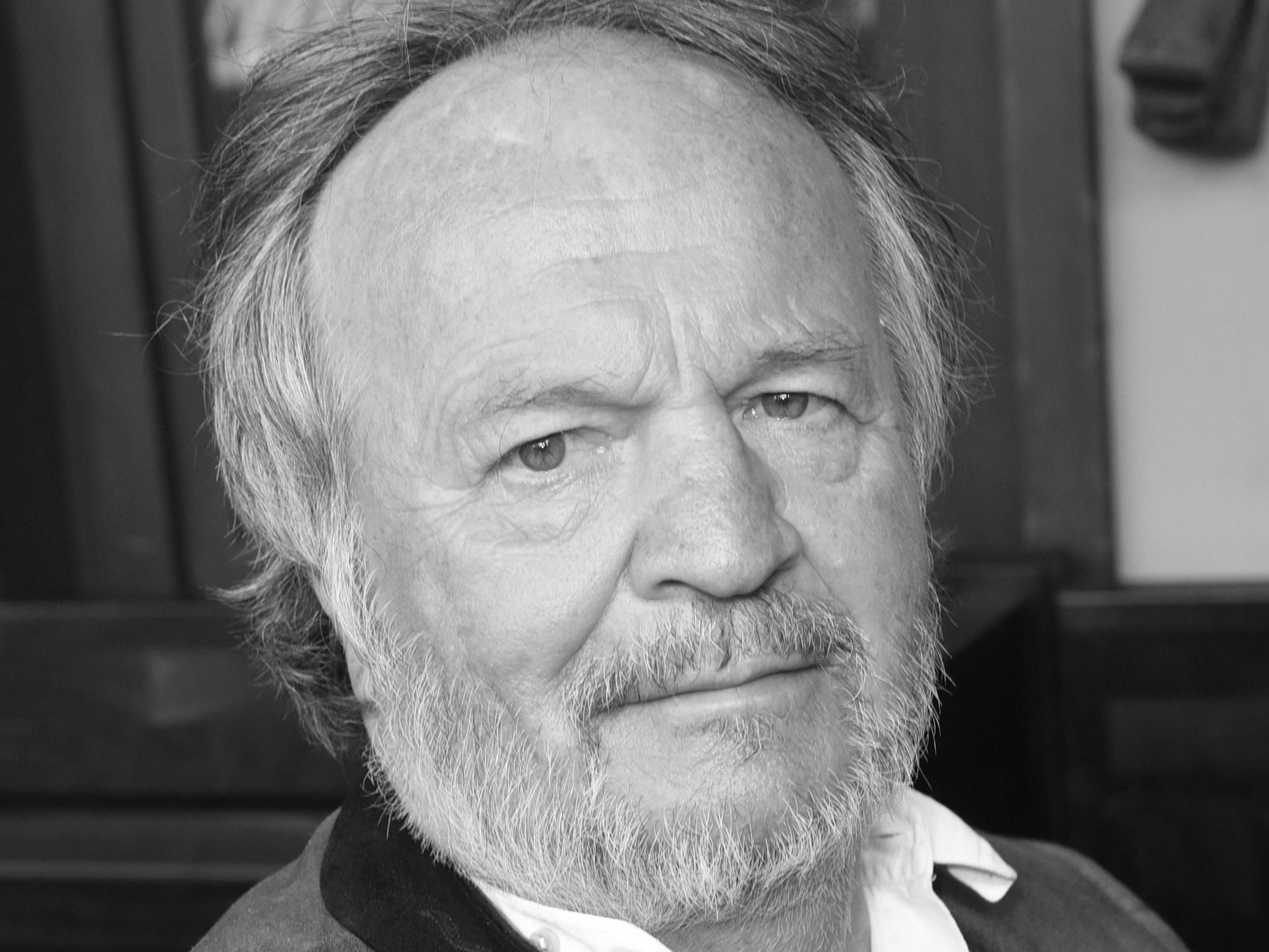 Musiker Fredl Fesl lächelt beim „1.Gaudi-Stammtisch“ im Festzelt zur Bratwurst auf dem Oktoberfest.