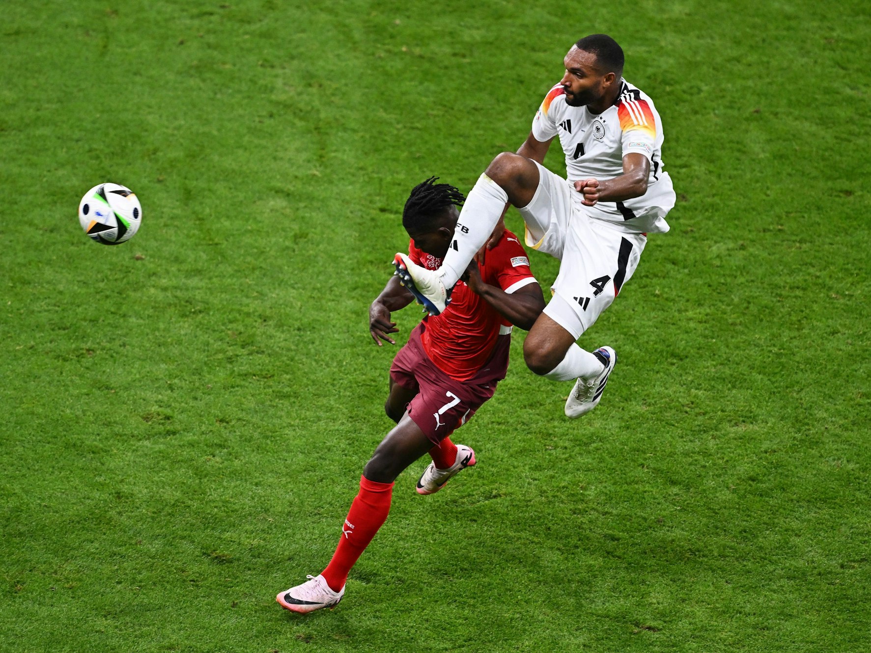 Breel Embolo (l) von der Schweiz und Deutschlands Jonathan Tah kämpfen um den Ball.