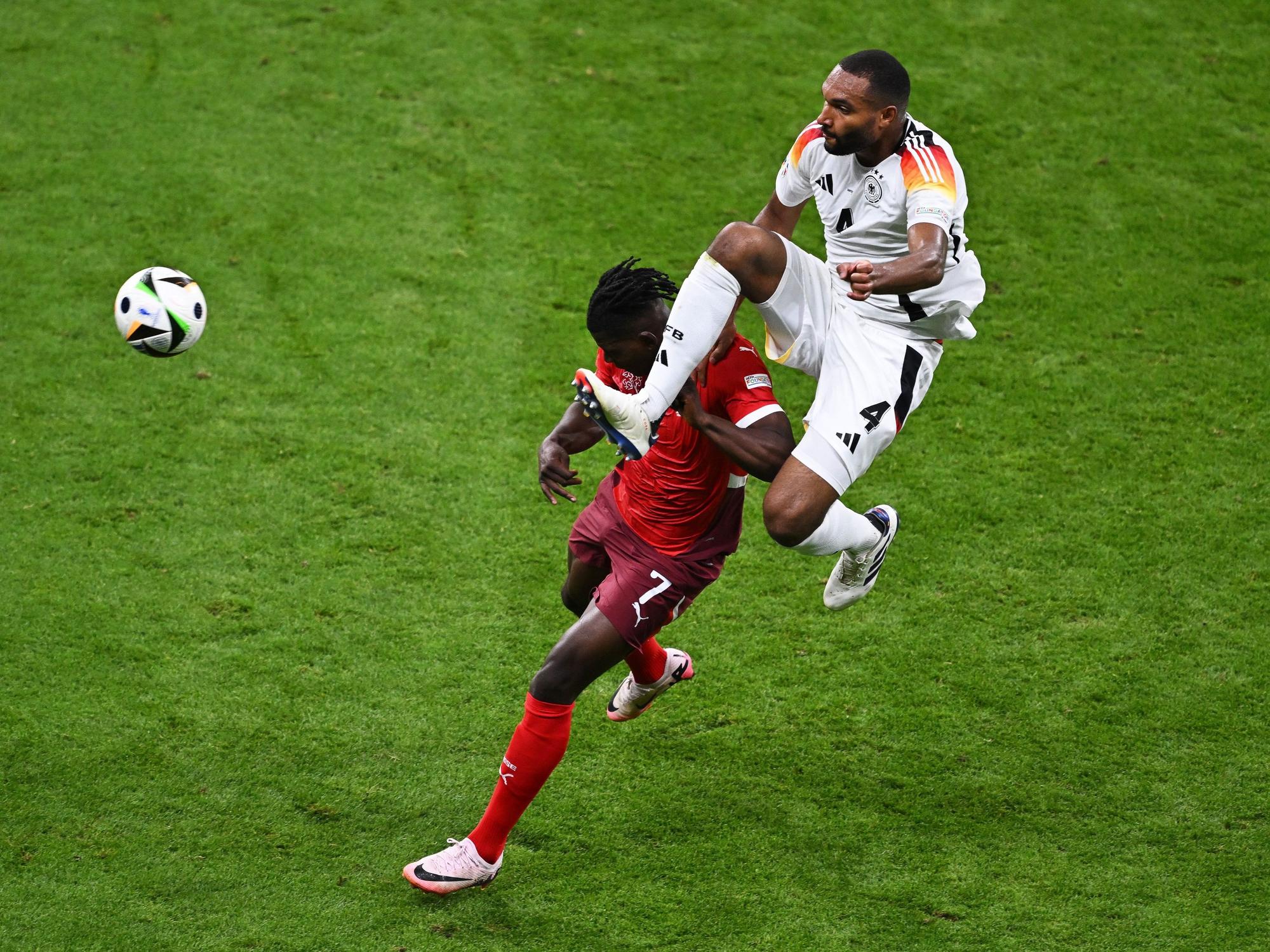Breel Embolo (l) von der Schweiz und Deutschlands Jonathan Tah kämpfen um den Ball.