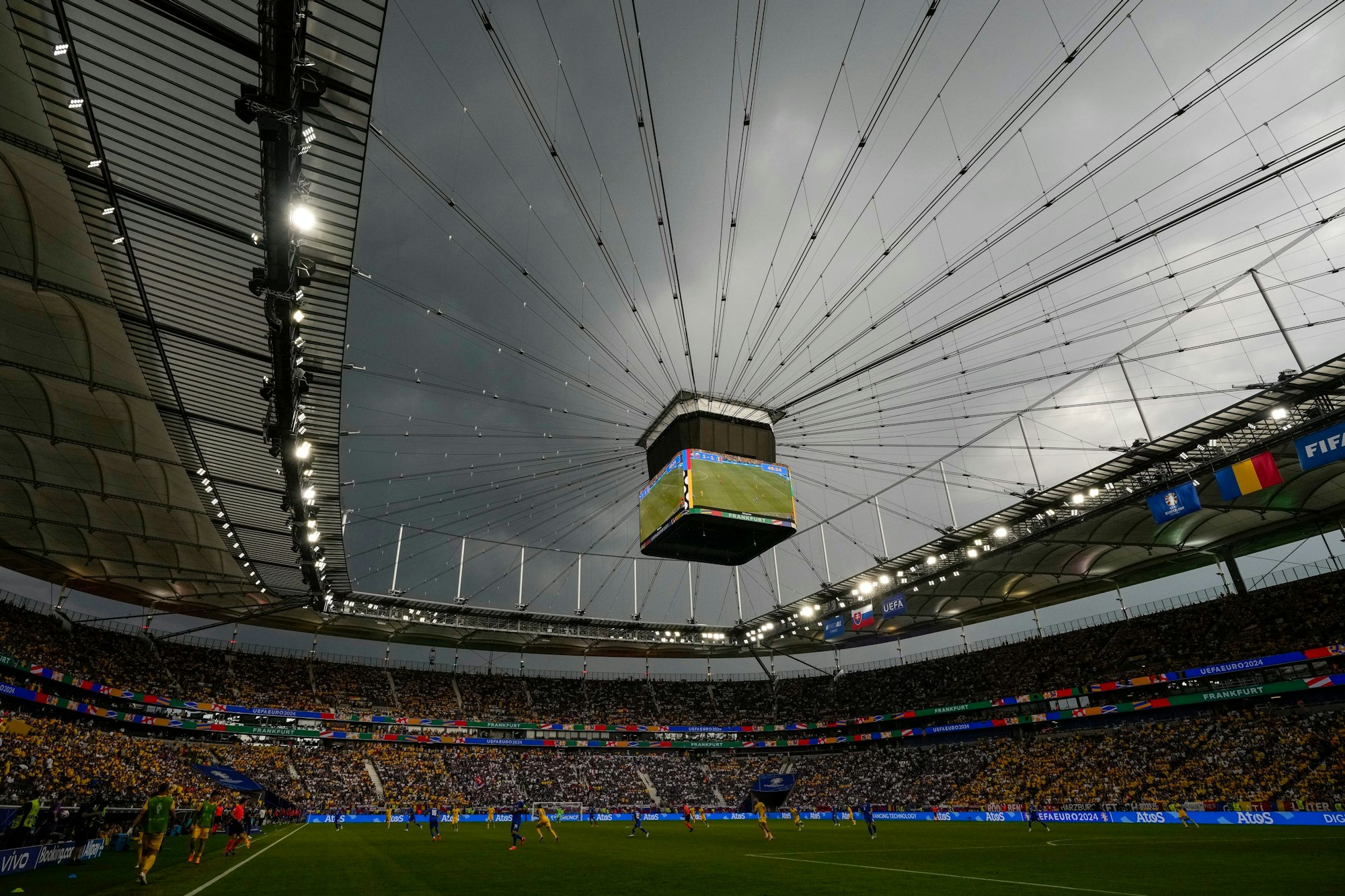 Dunkle Wolken über dem Stadion in Frankfurt beim EM-Spiel zwischen der Slowakei und Rumänien am Mittwoch (26. Juni 2024).