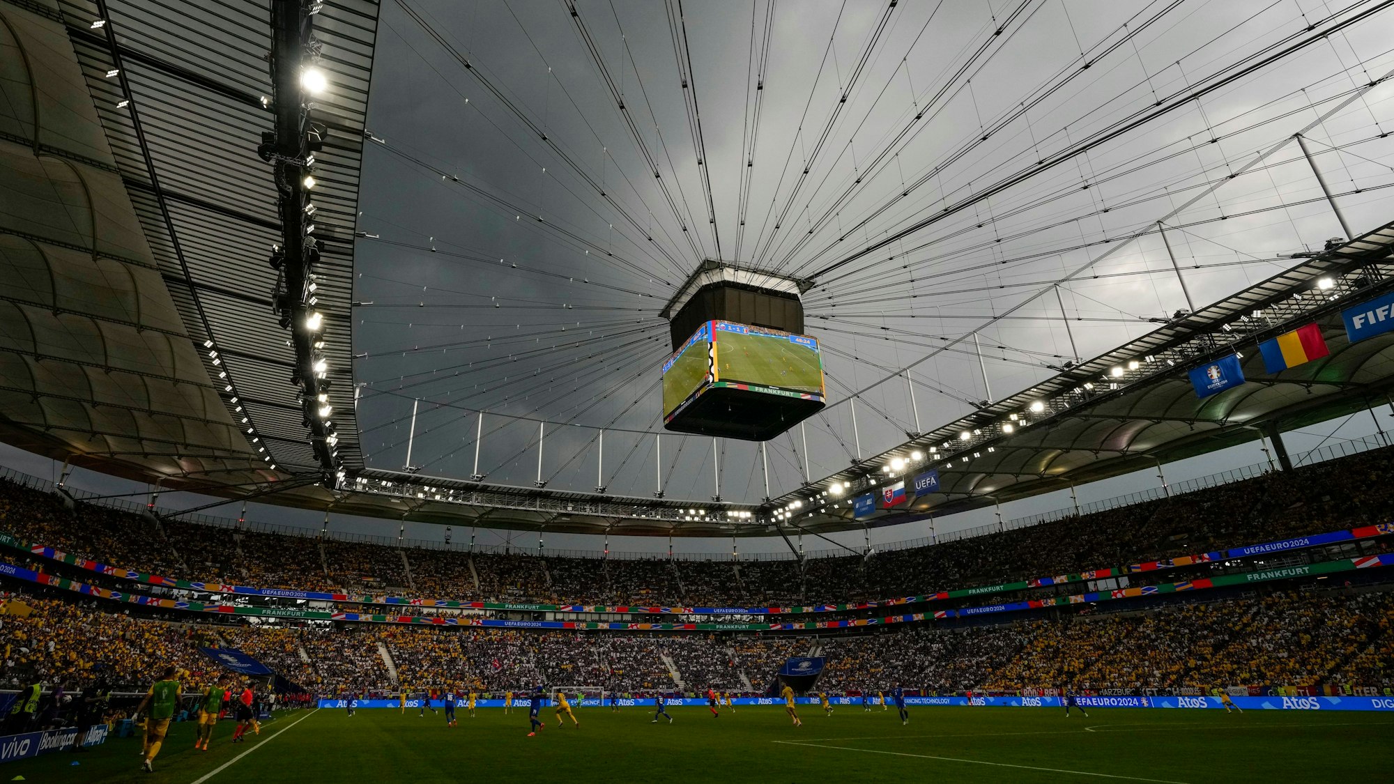 Dunkle Wolken über dem Stadion in Frankfurt beim EM-Spiel zwischen der Slowakei und Rumänien am Mittwoch (26. Juni 2024).