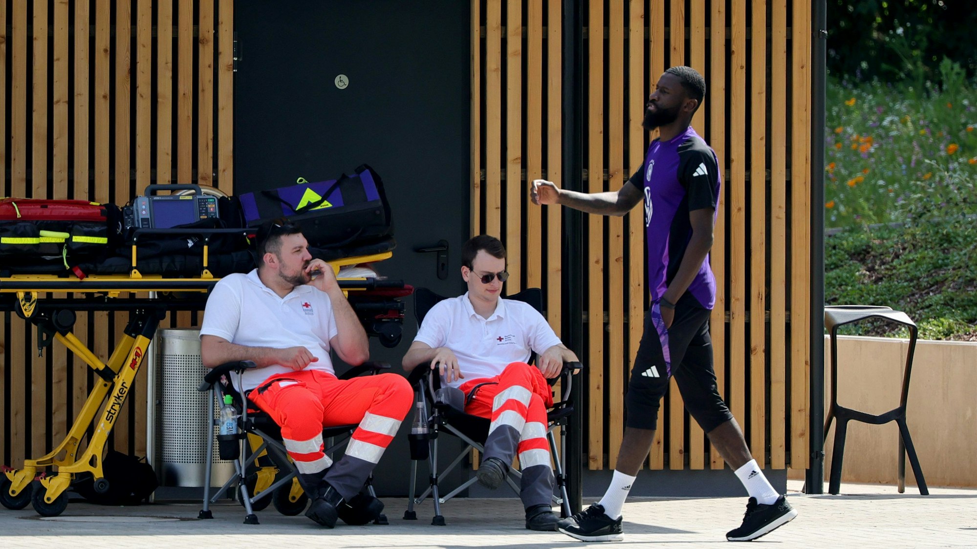 Antonio Rüdiger geht an Sanitätern vorbei zur Trainingseinheit.