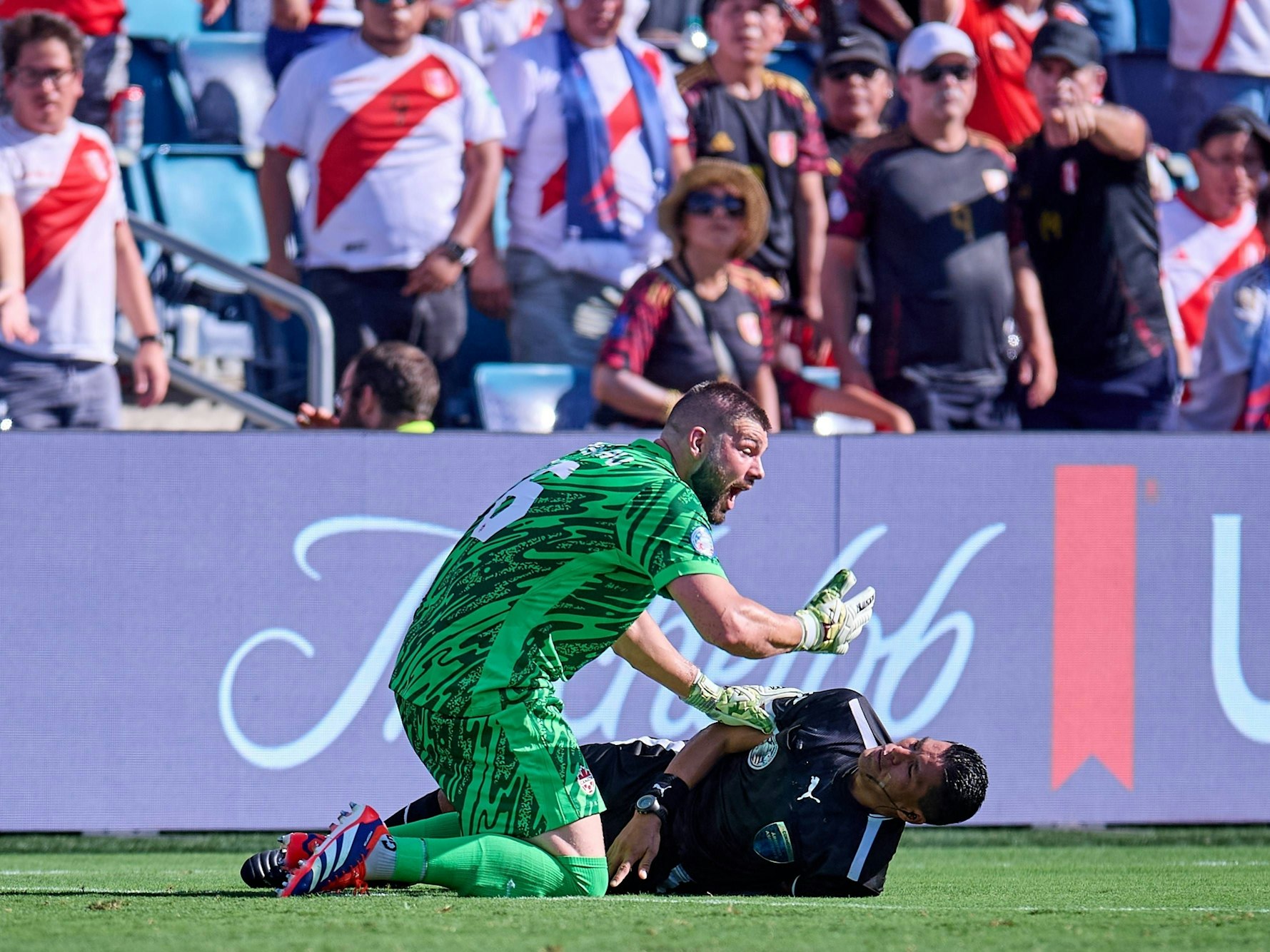 Kanada-Keeper Maxime Crepeau eilte im Spiel gegen Peru (26. Juni 2024) sofort zu Linienrichter Humberto Panjoj und leistete erste Hilfe.